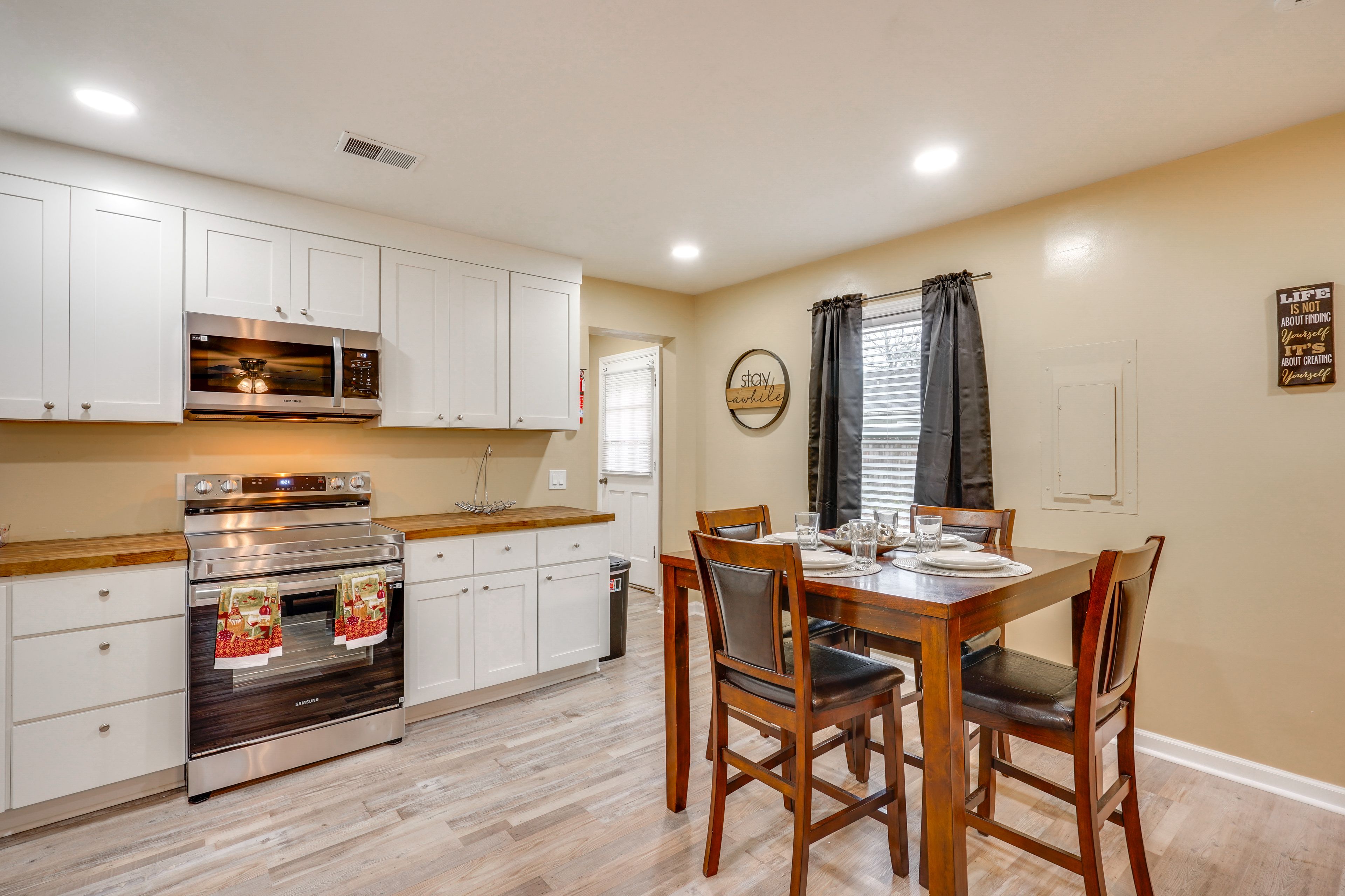 Kitchen & Dining Area
