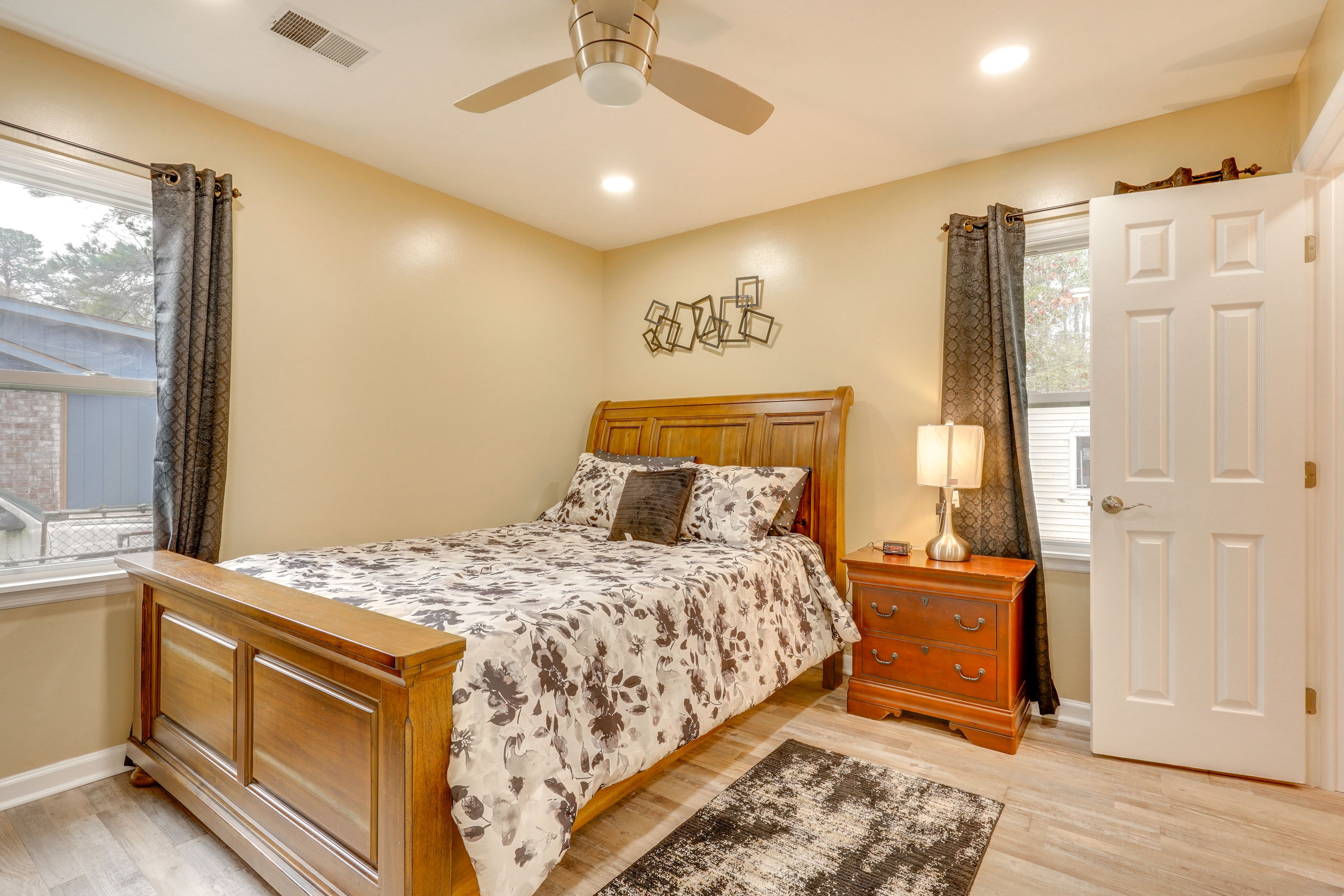 Bedroom 1 | Queen Bed