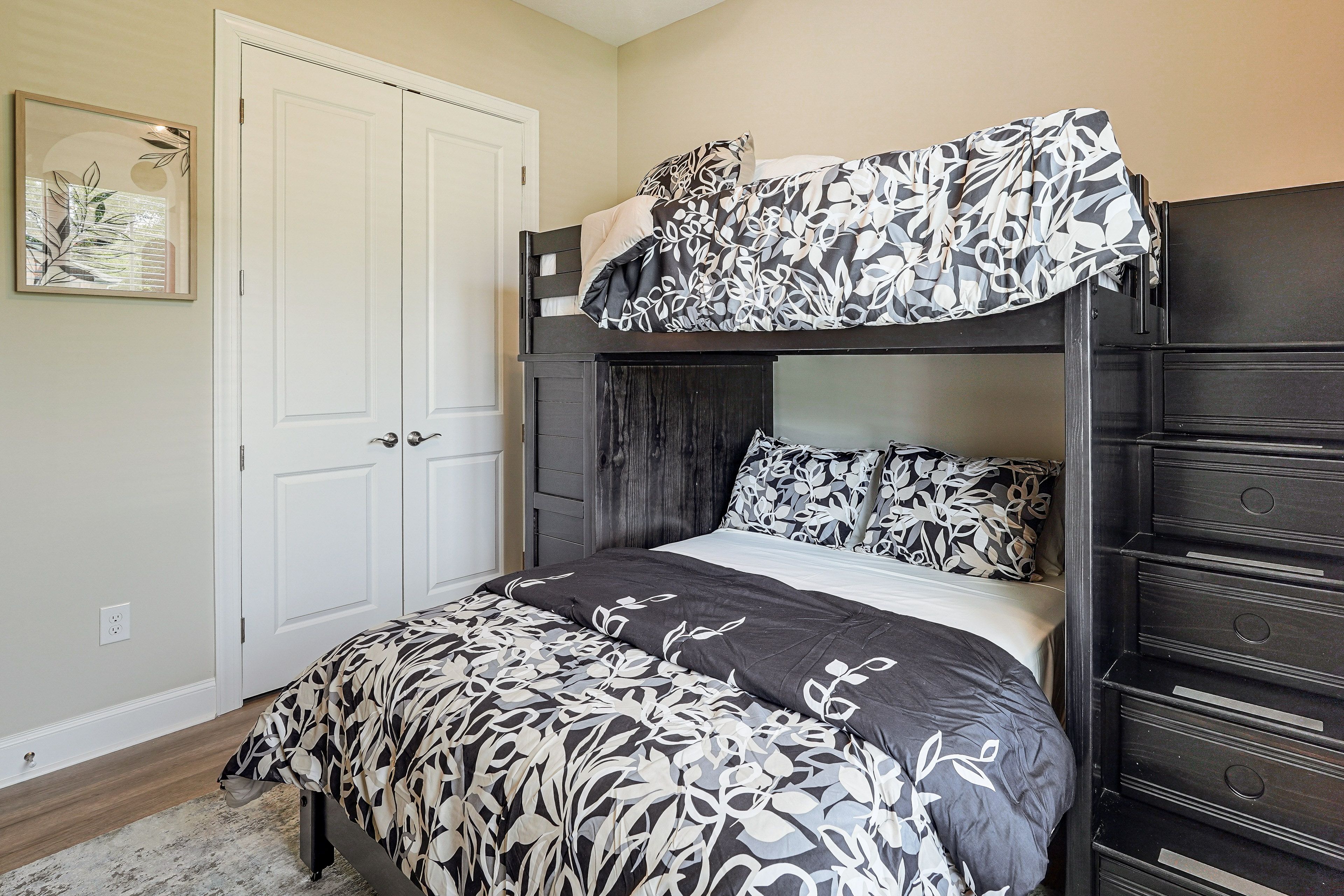 Bedroom 4 | Twin/Full Bunk Bed