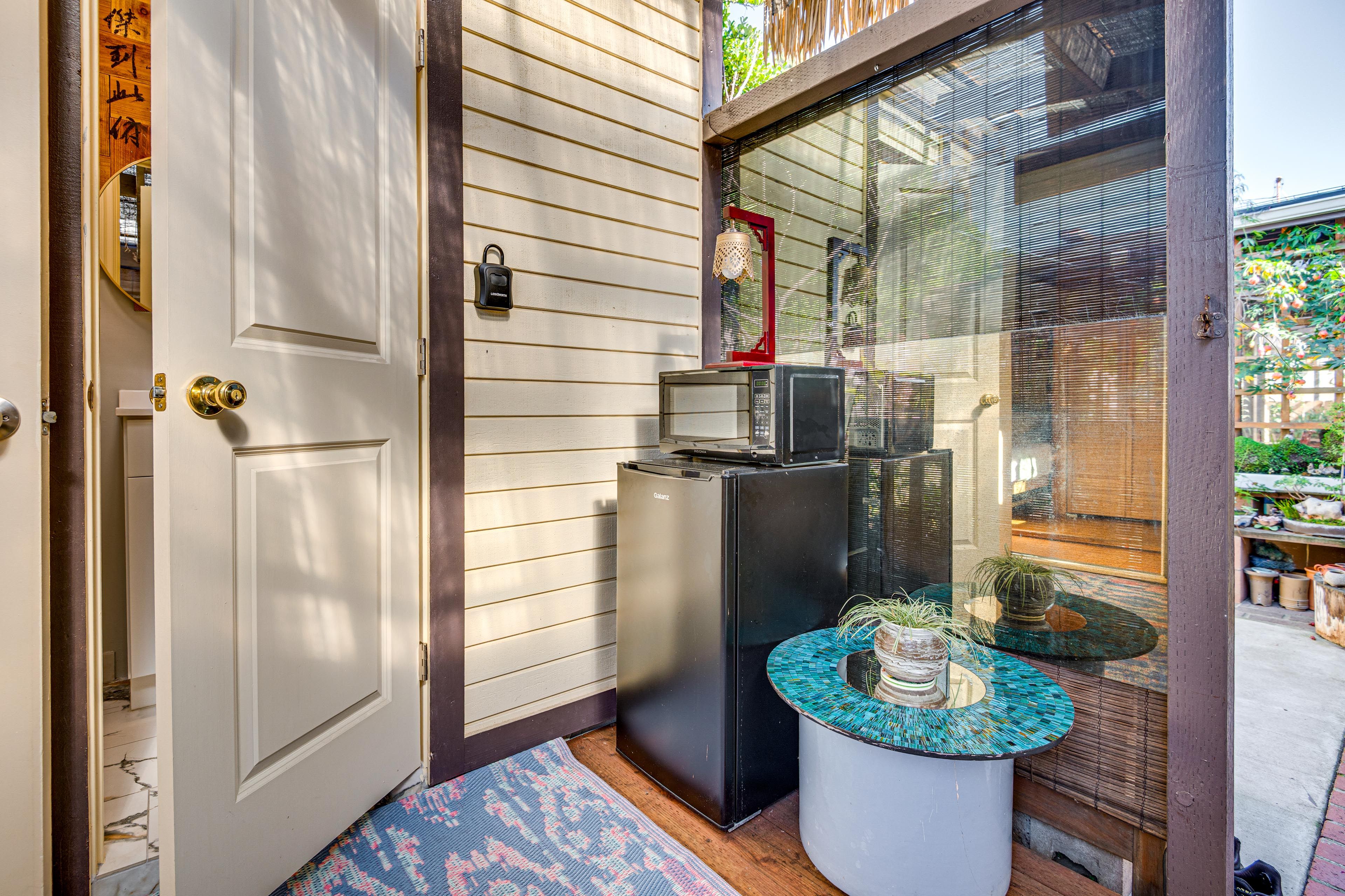 Studio | Outdoor Kitchenette