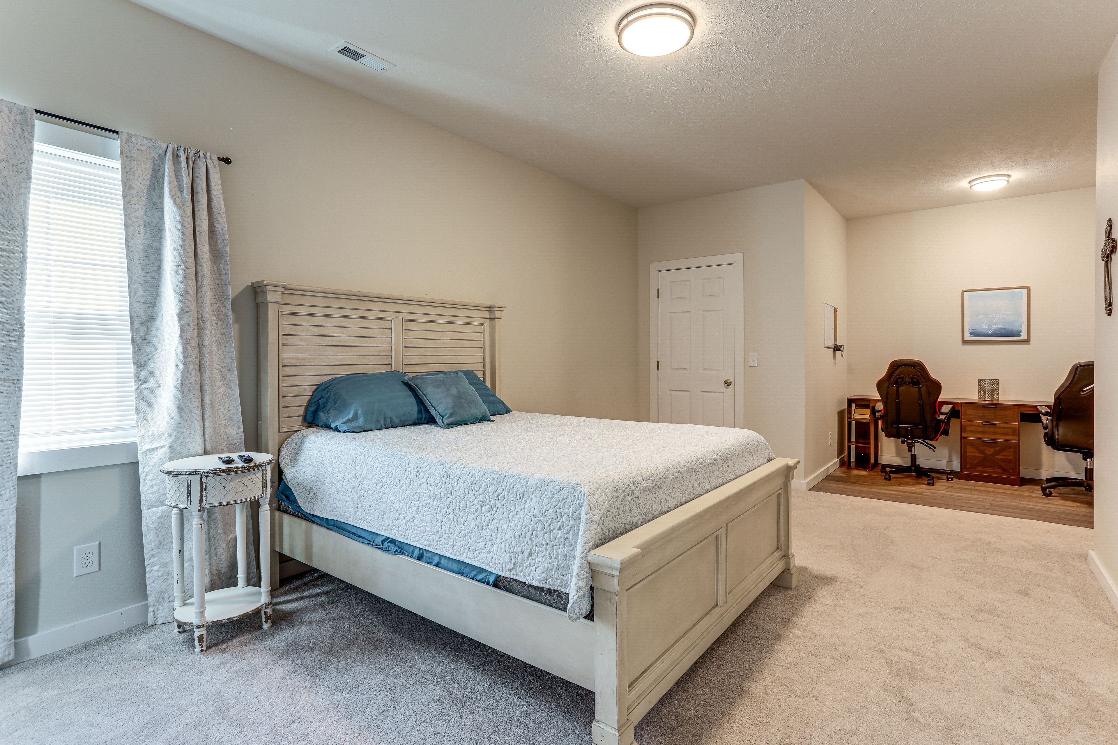 Bedroom 1 | Queen Bed