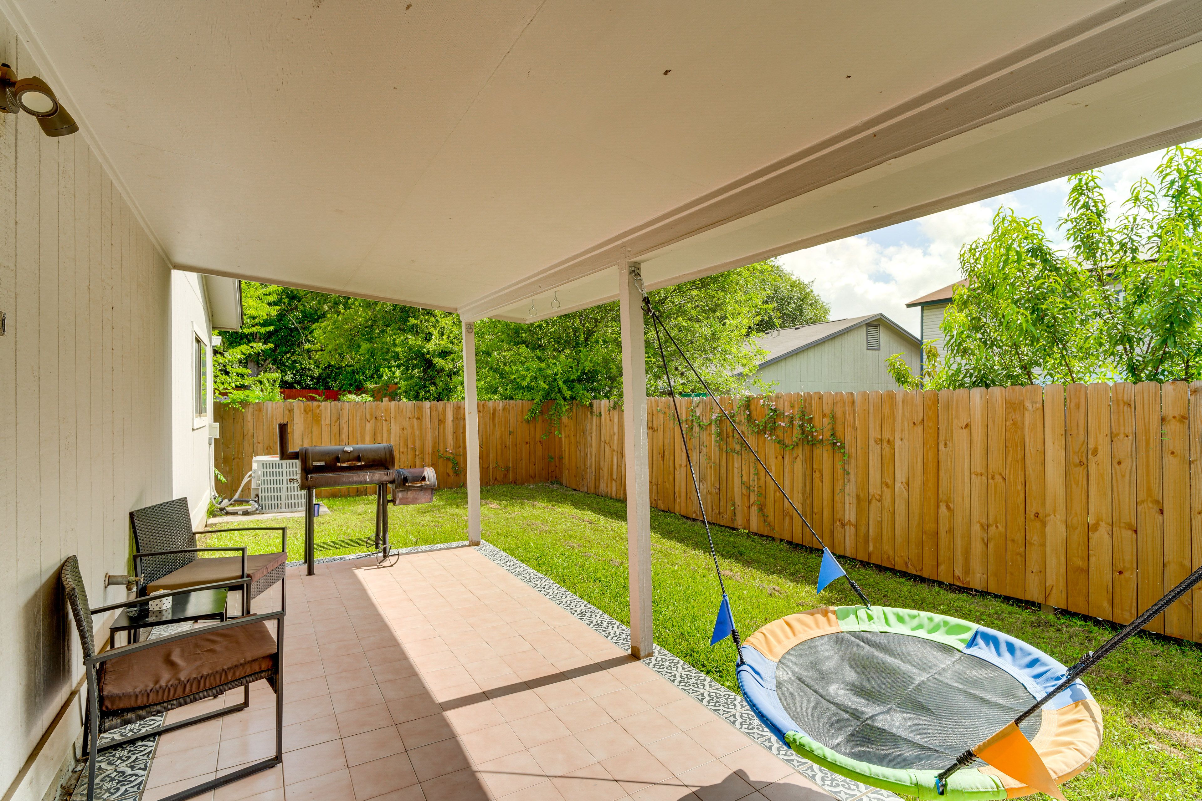 Covered Patio | Charcoal Grill