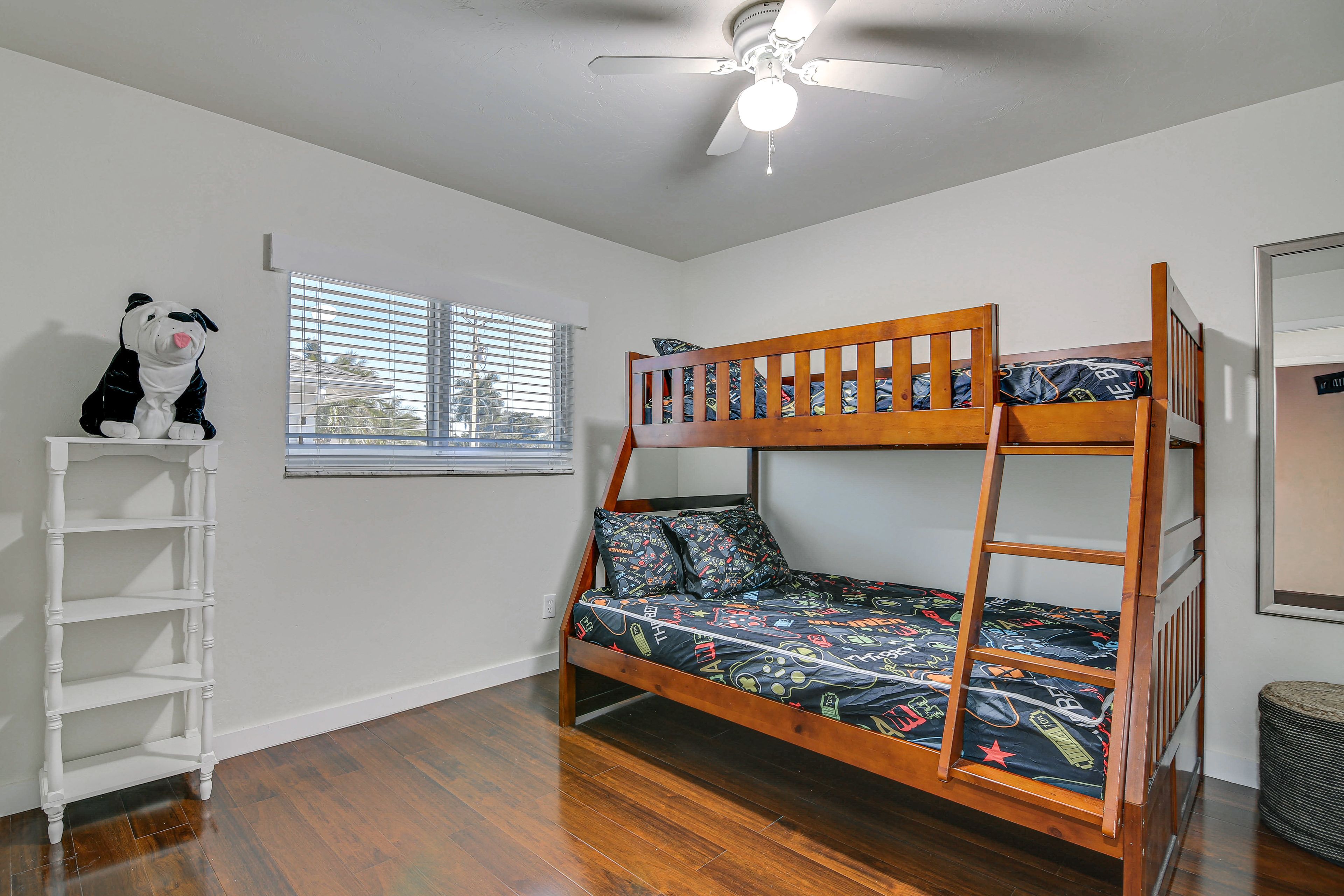 Bedroom 3 | Twin/Full Bunk Bed