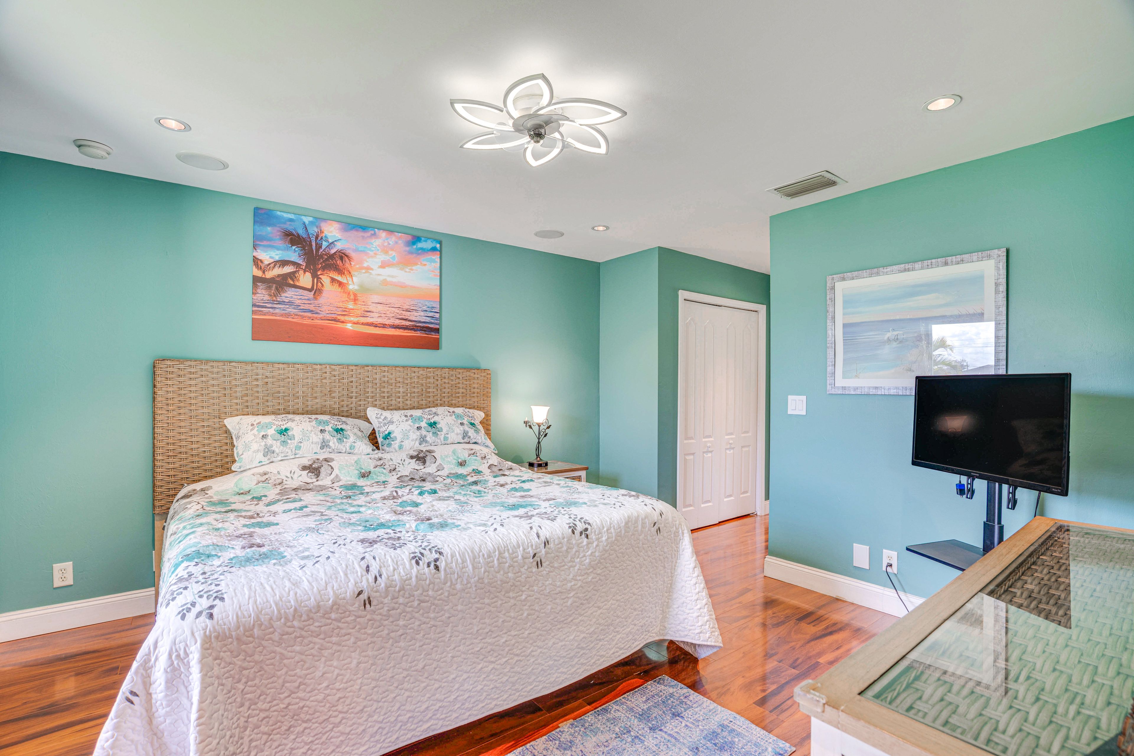 Bedroom 1 | King Bed