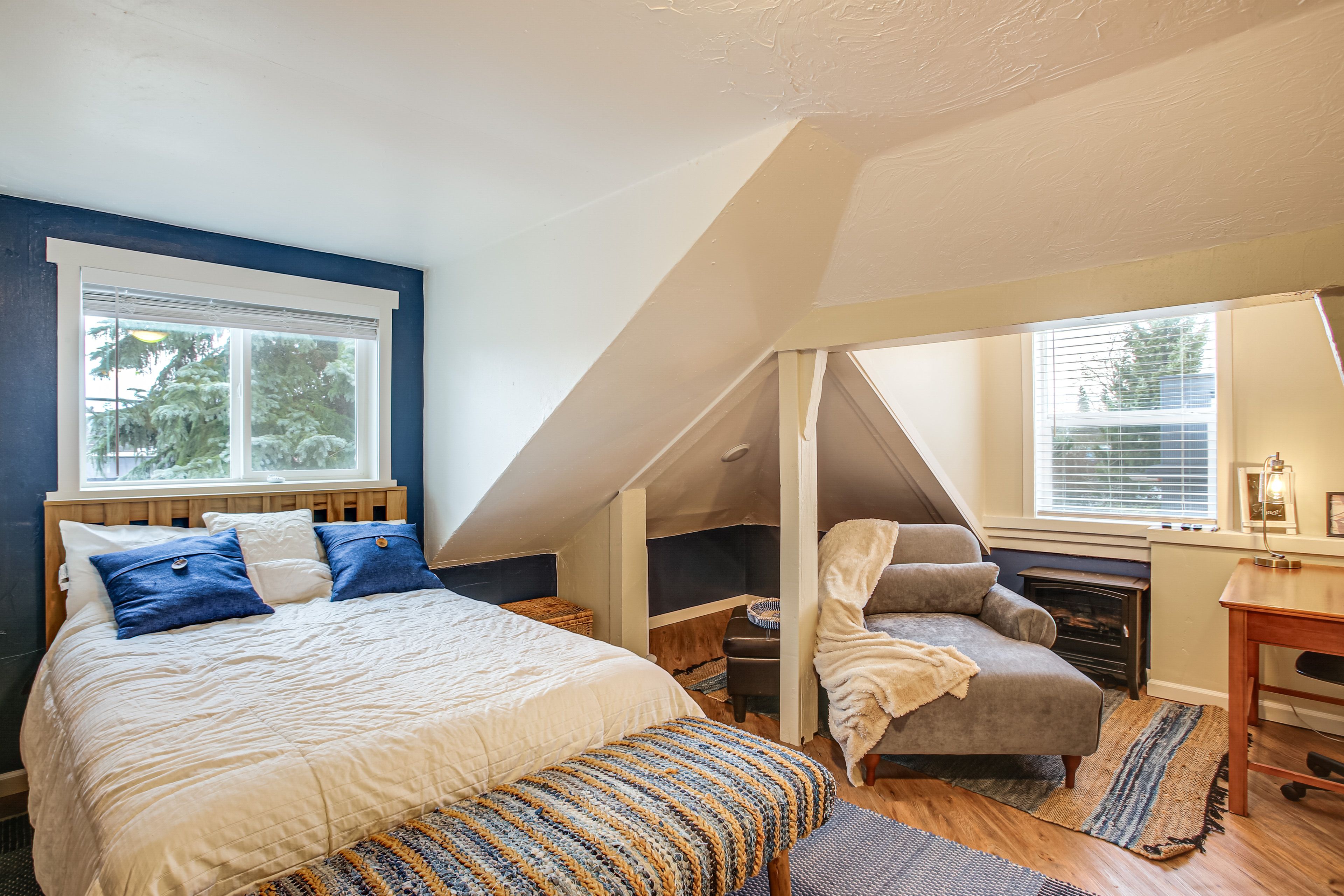 Studio | Queen Bed | Desk | Single-Story Unit