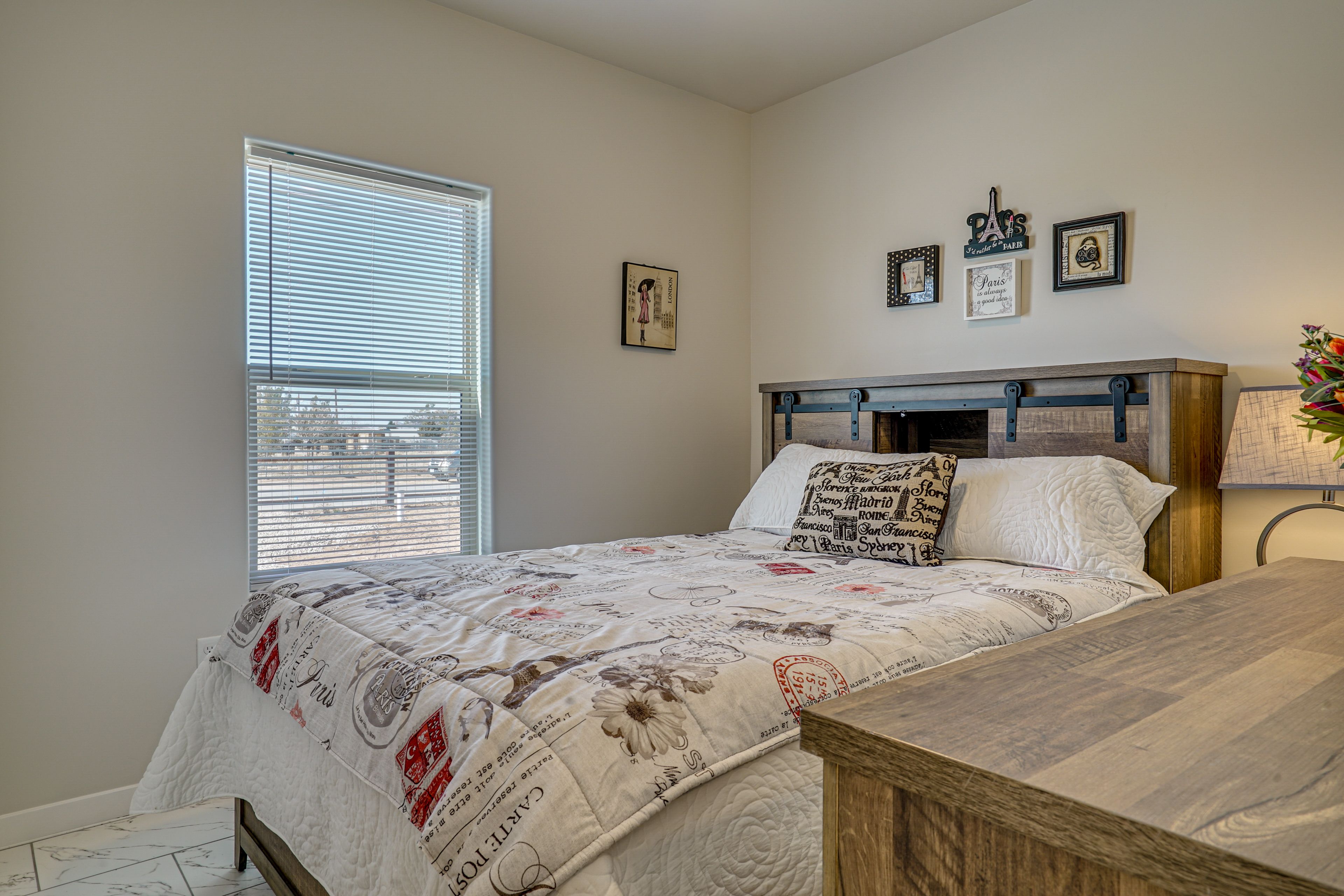 Bedroom 2 | Queen Bed