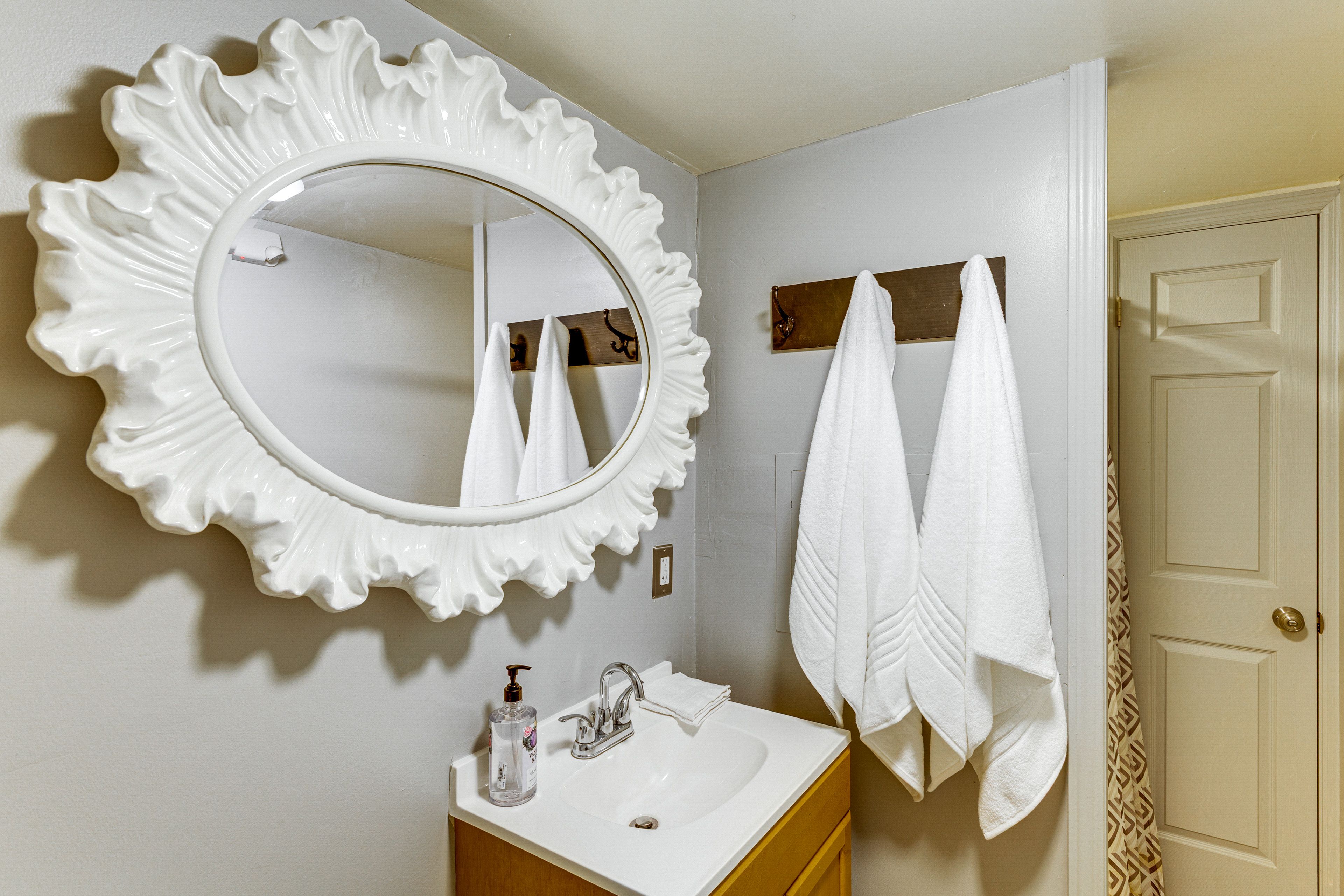 Full Bathroom | Complimentary Toiletries | Towels Provided