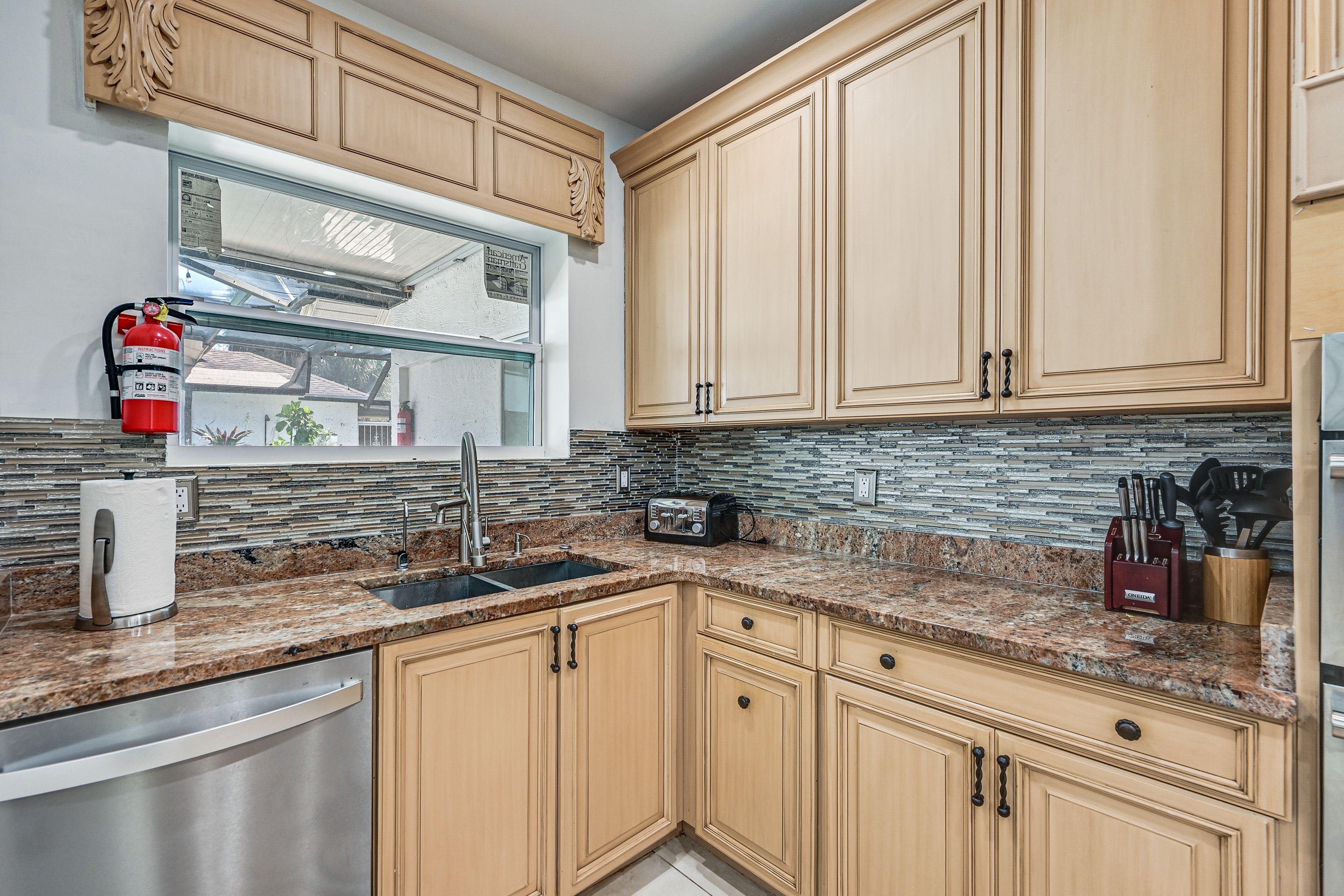 Kitchen | Refrigerator | Dishwasher | 1st Floor