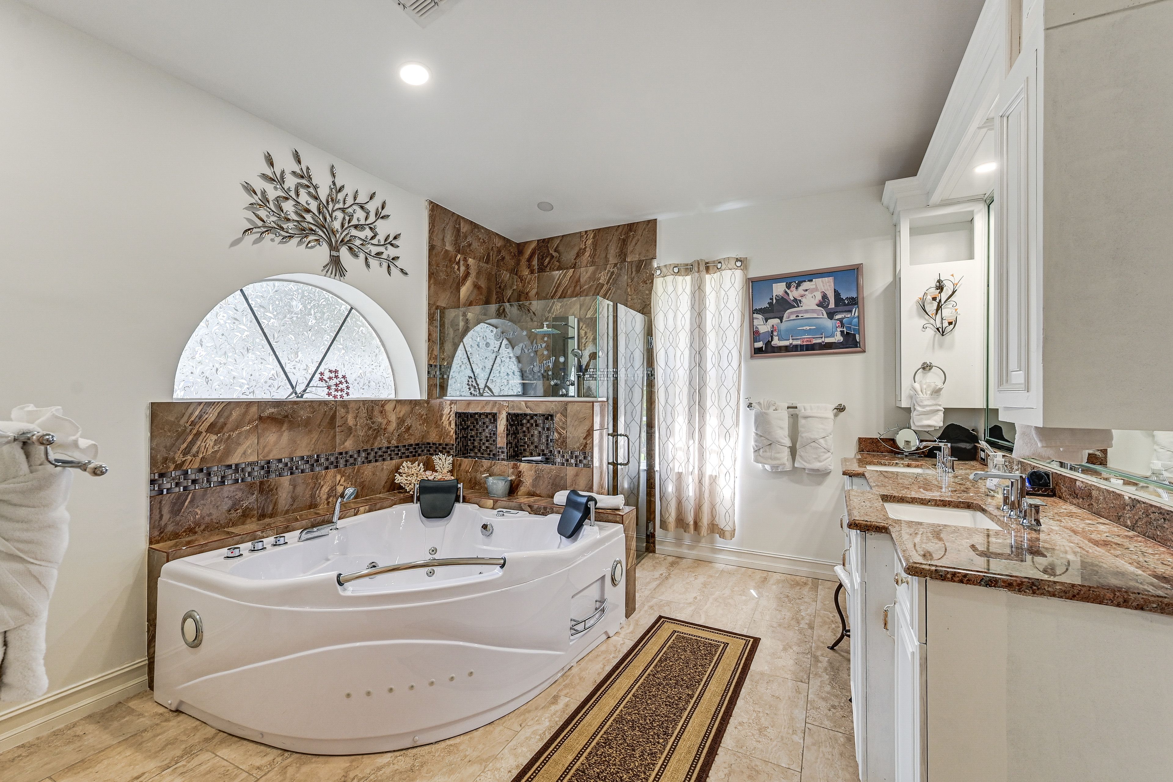 Full Bathroom | Towels Provided | 1st Floor
