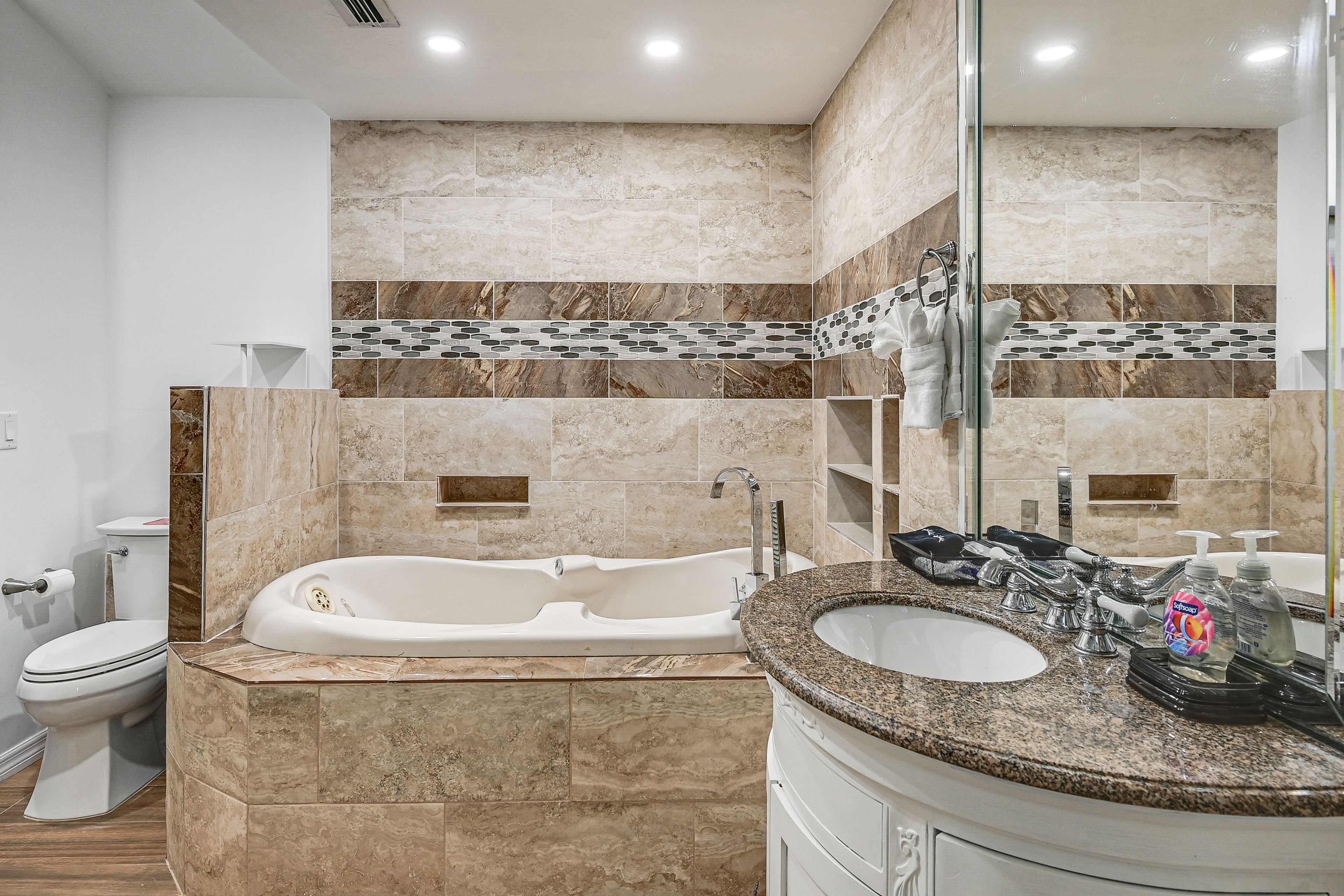 Full Bathroom | Jetted Tub | 2nd Floor