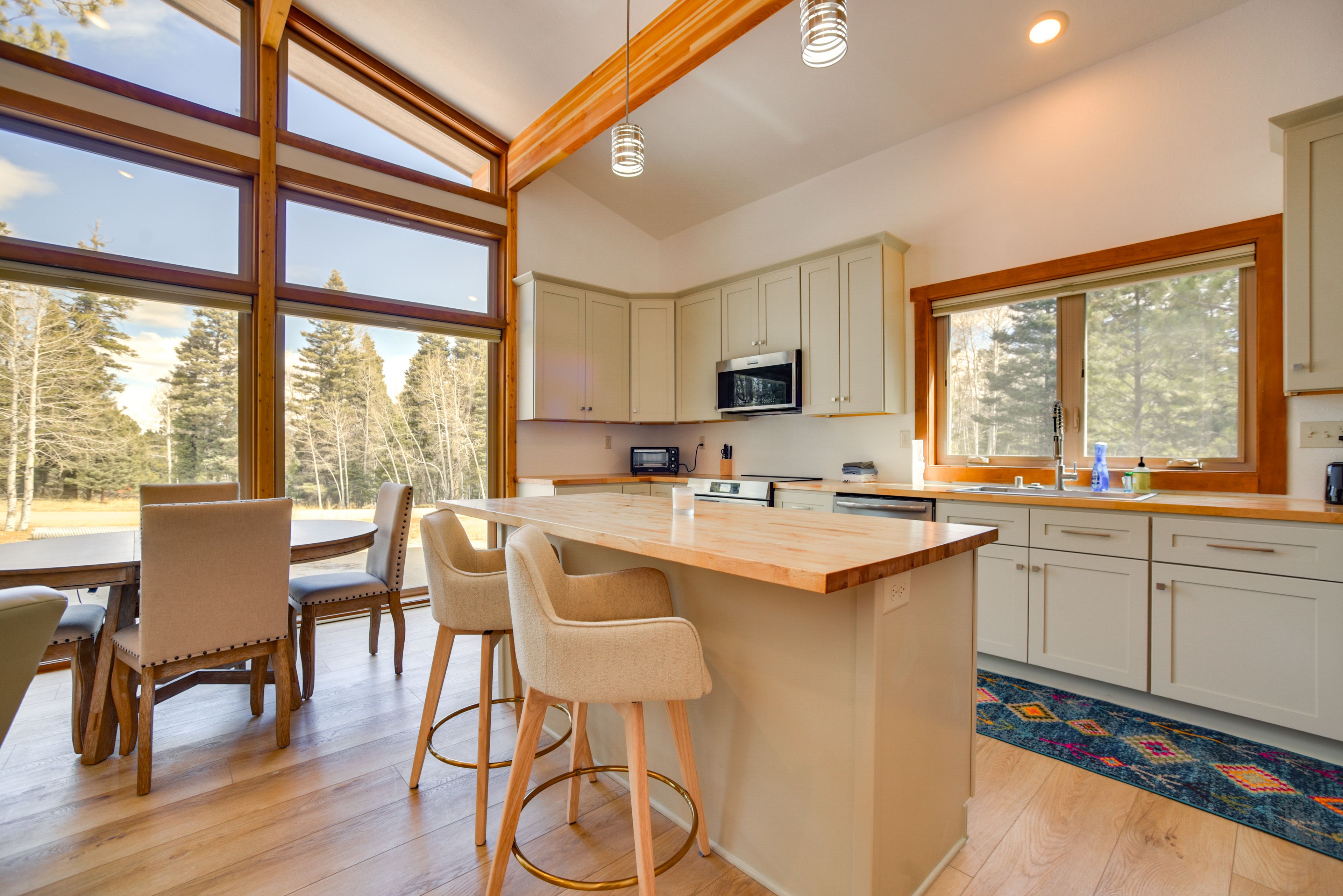 Breakfast Bar & Kitchen
