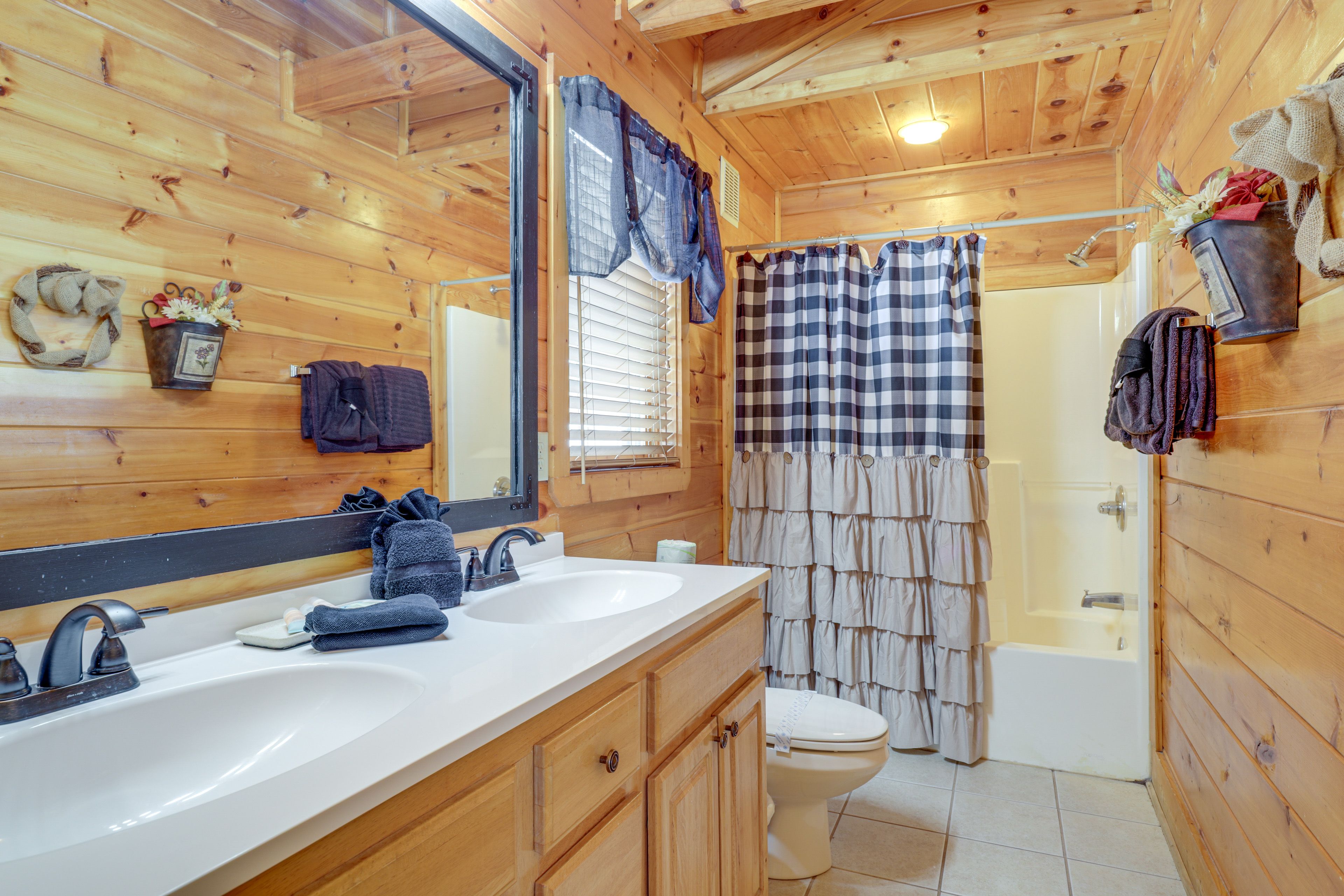 Full Bathroom | 2nd Floor