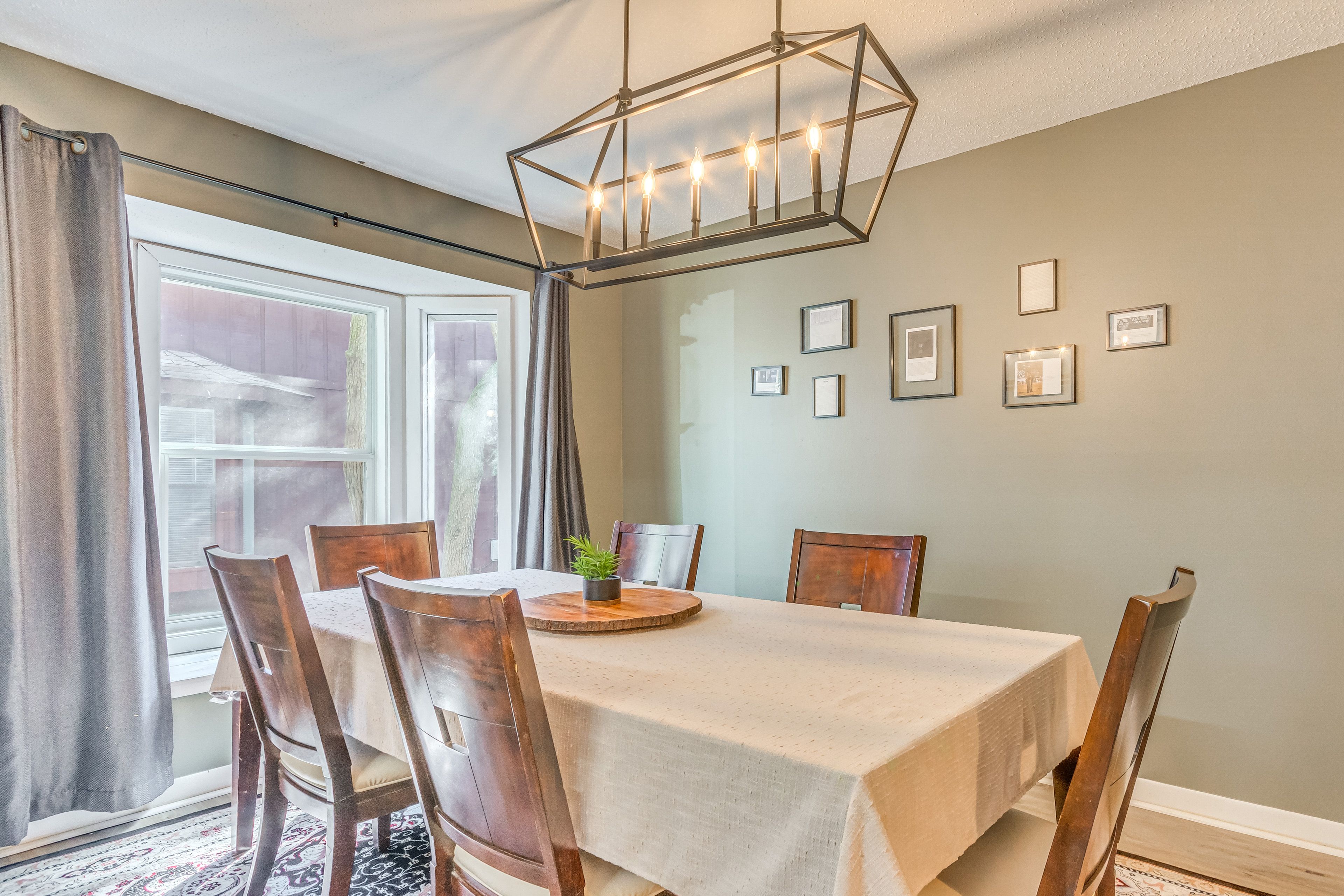 Dining Table | Dishware/Flatware | Main Floor