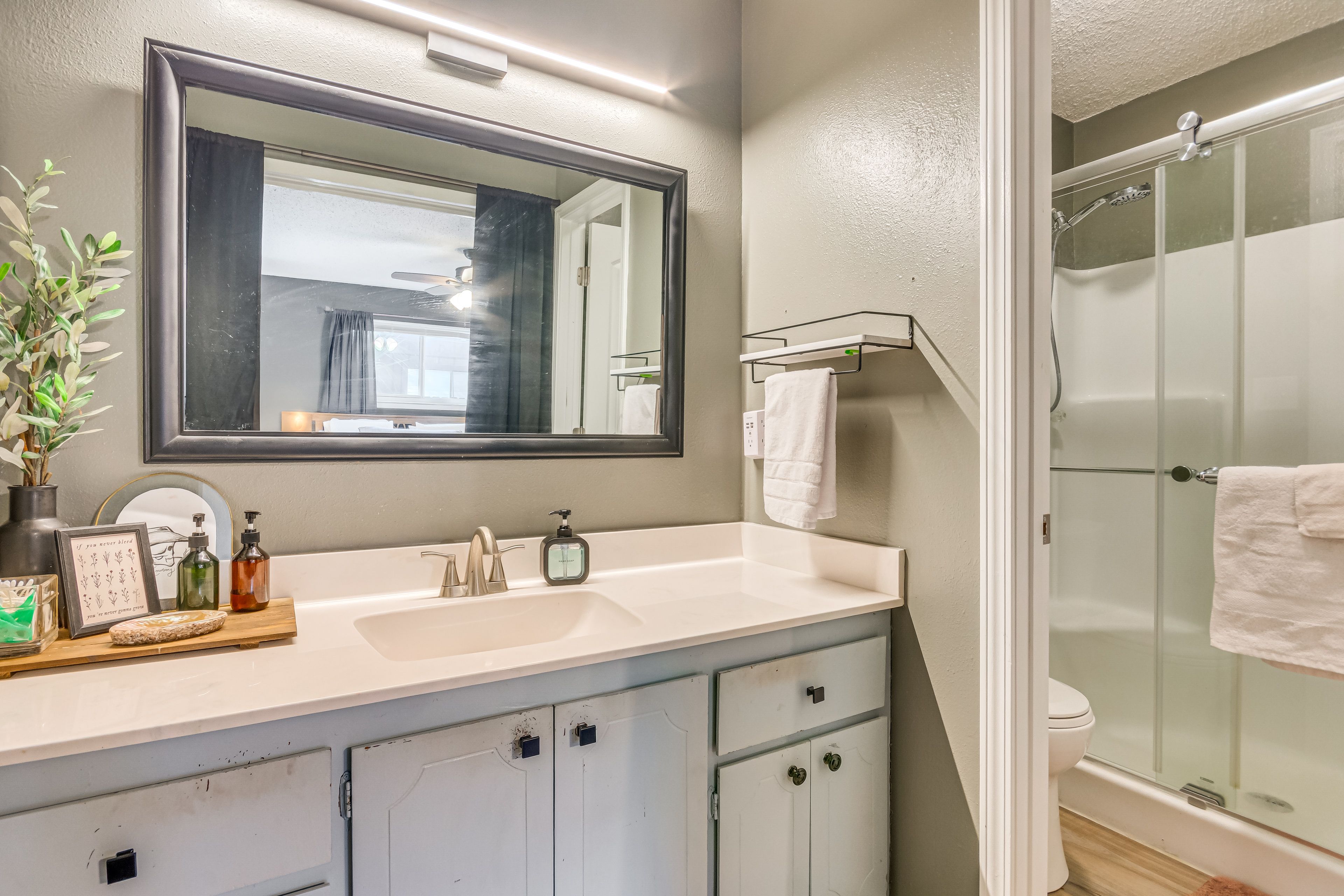 Full Bathroom | Towels Provided | Main Floor