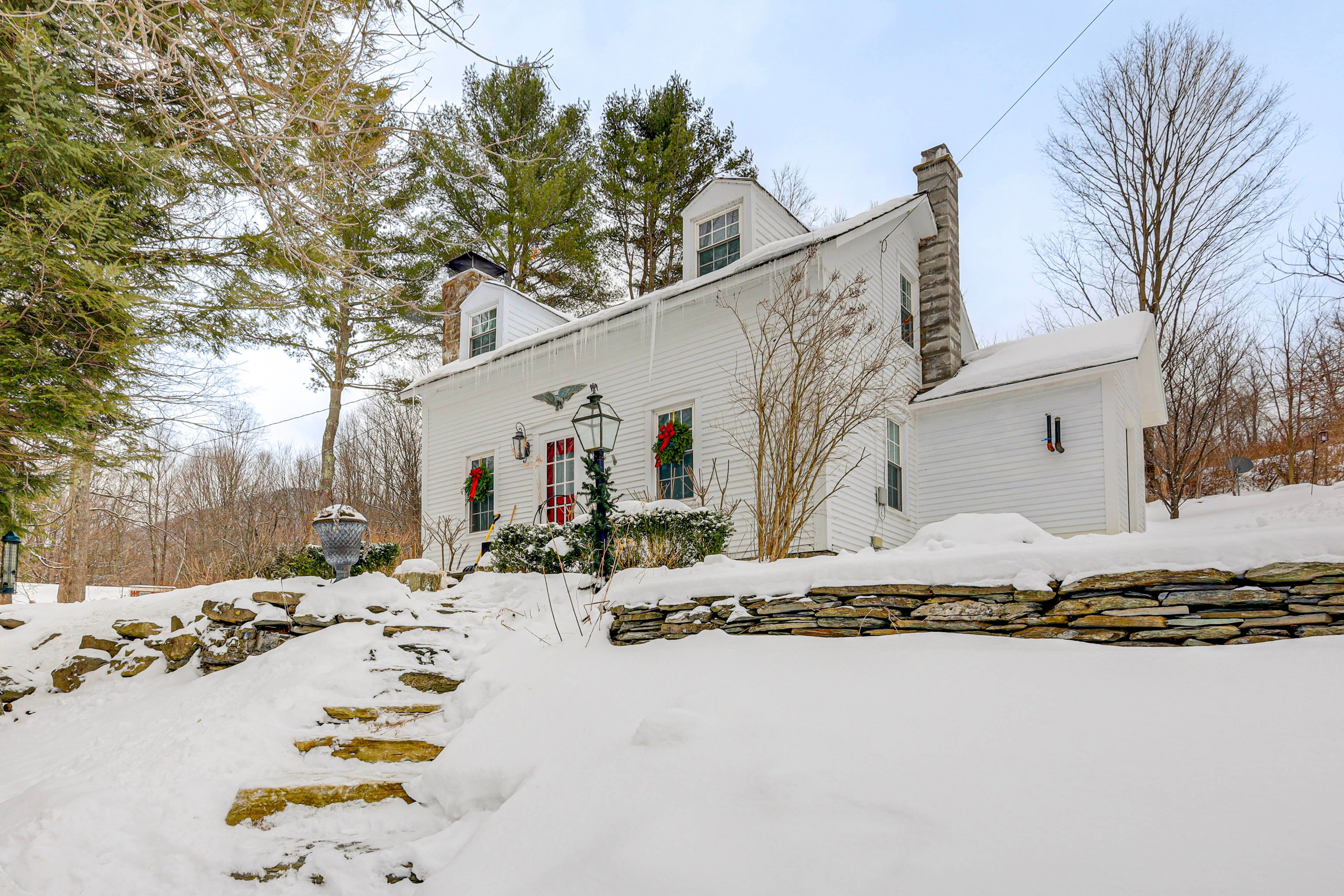 Arlington Vacation Rental | 3BR | 2BA | Steps Required | 1,500 Sq Ft