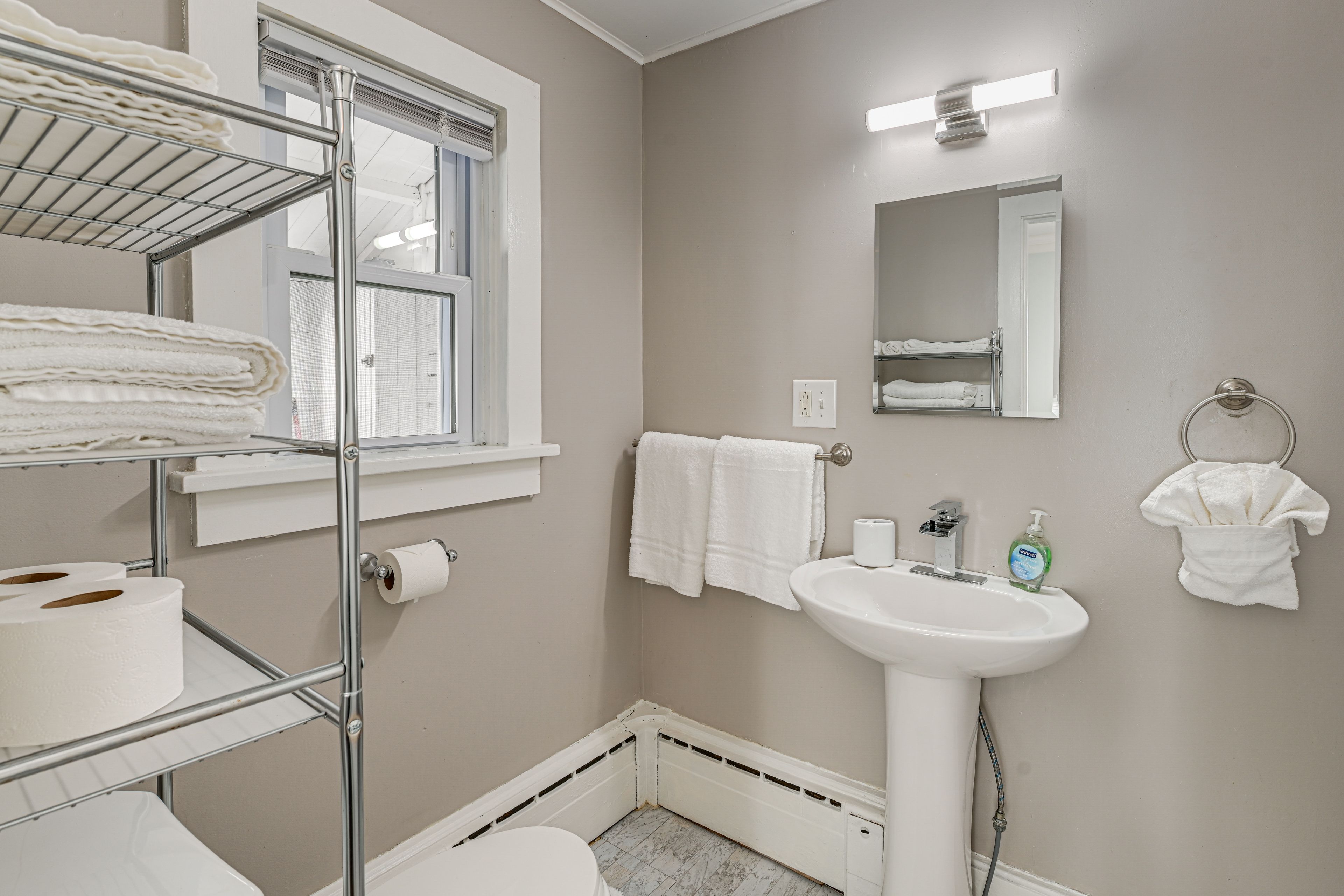 Bathroom | Bathtub/Shower | 1st Floor