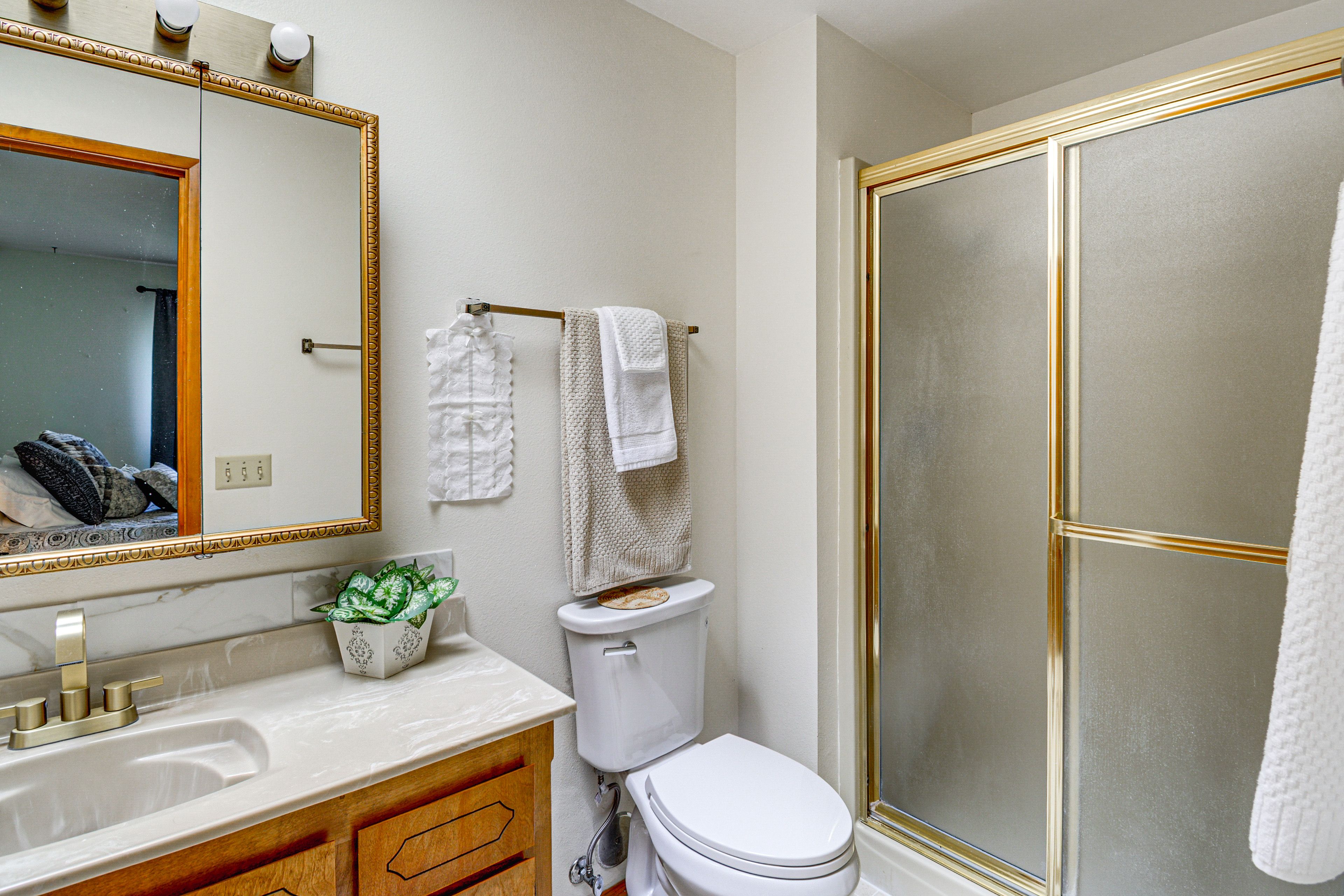 En-Suite Bathroom | Towels & Linens Provided