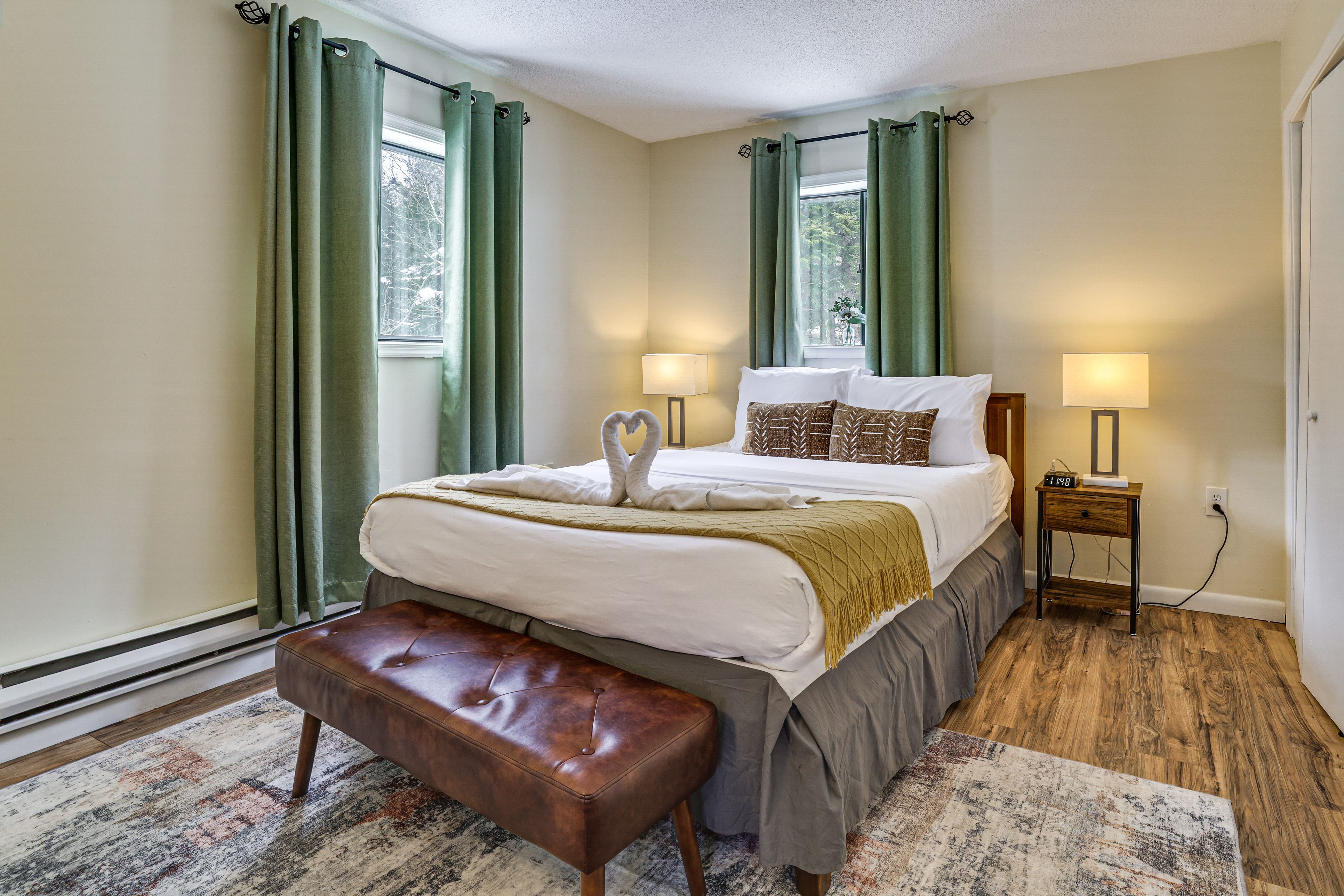 Bedroom 1 | Queen Bed | 1st Floor