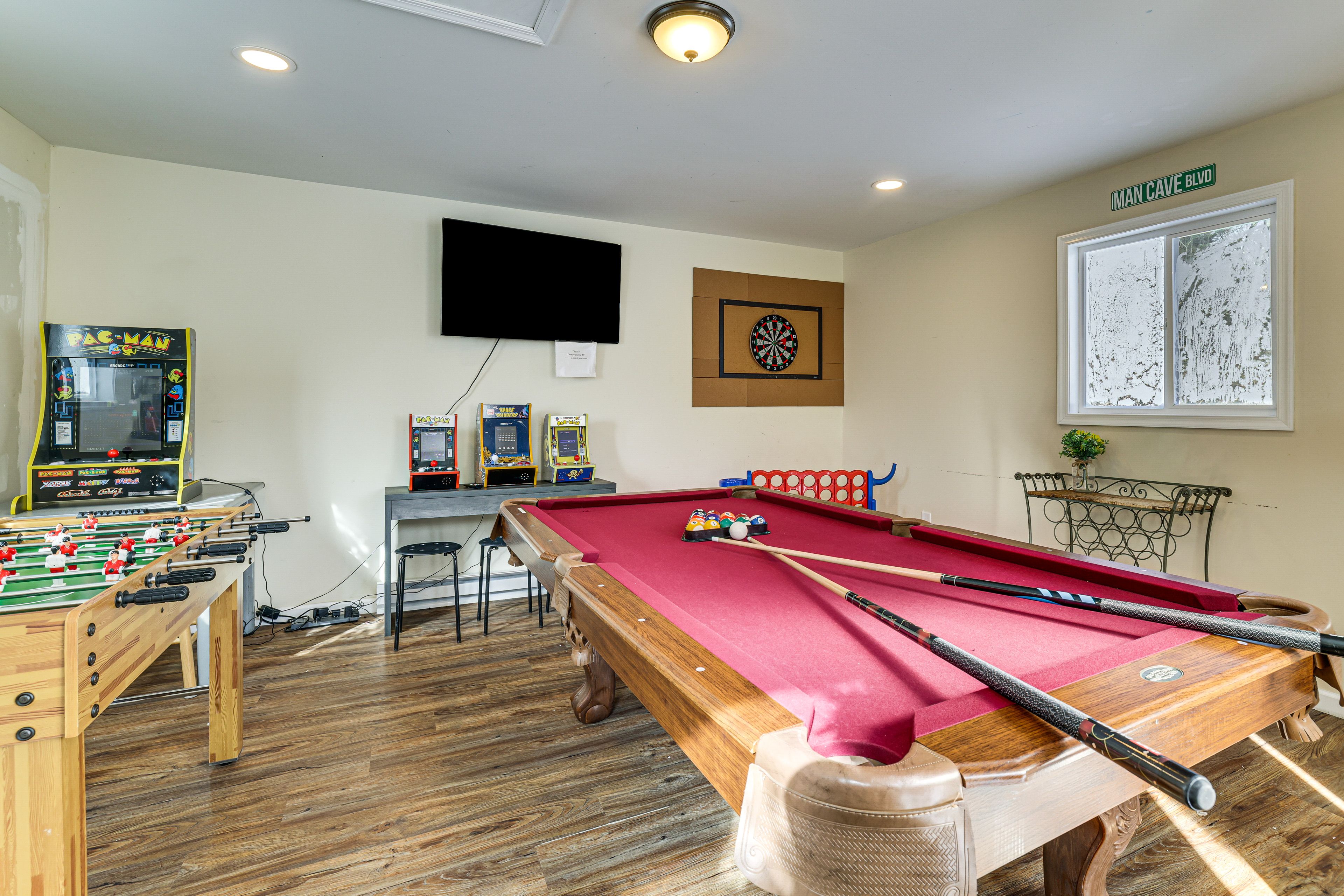 Tobyhanna Vacation Rental | 3BR | 2BA | 2,250 Sq Ft | 5 Steps to Enter