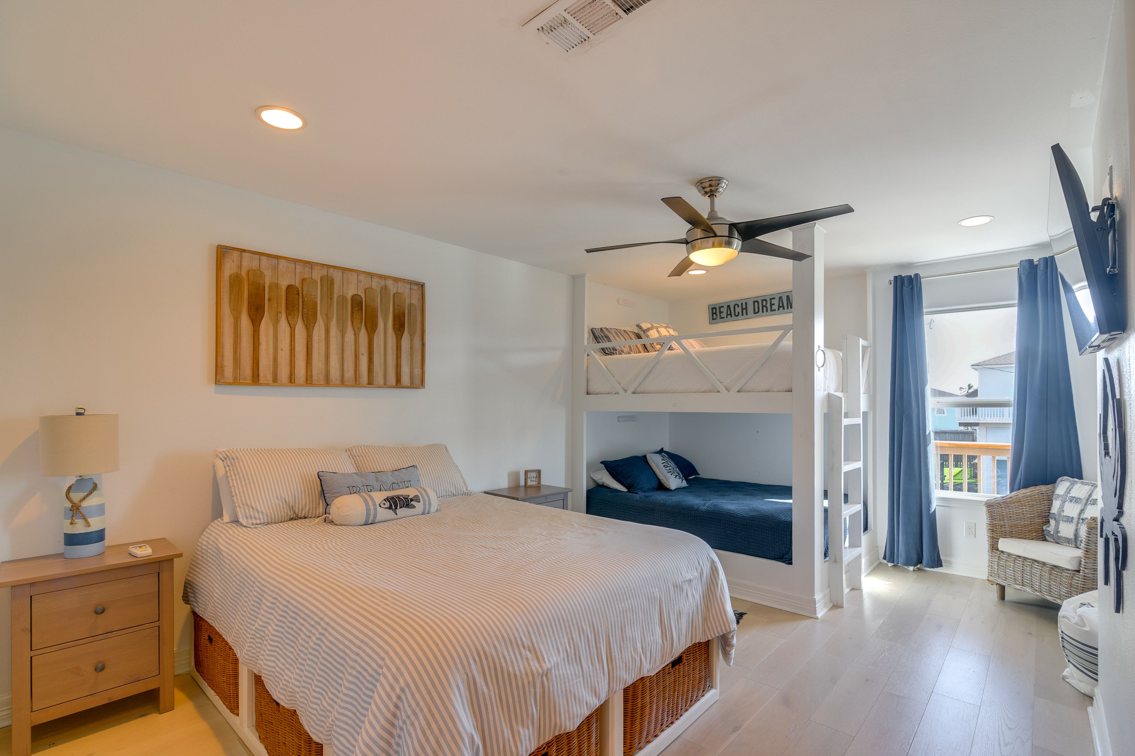 Bedroom 2 | Queen Bed | Full Bunk Bed