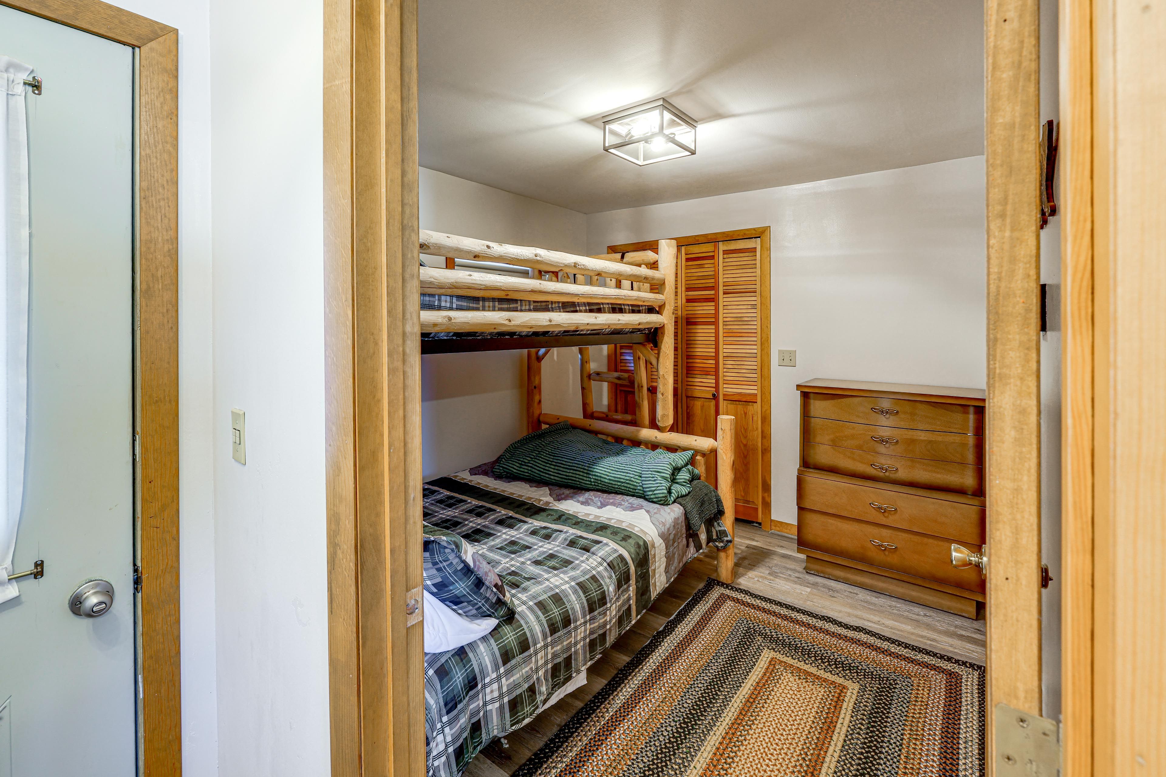 Bedroom 2 | Twin/Full Bunk Bed