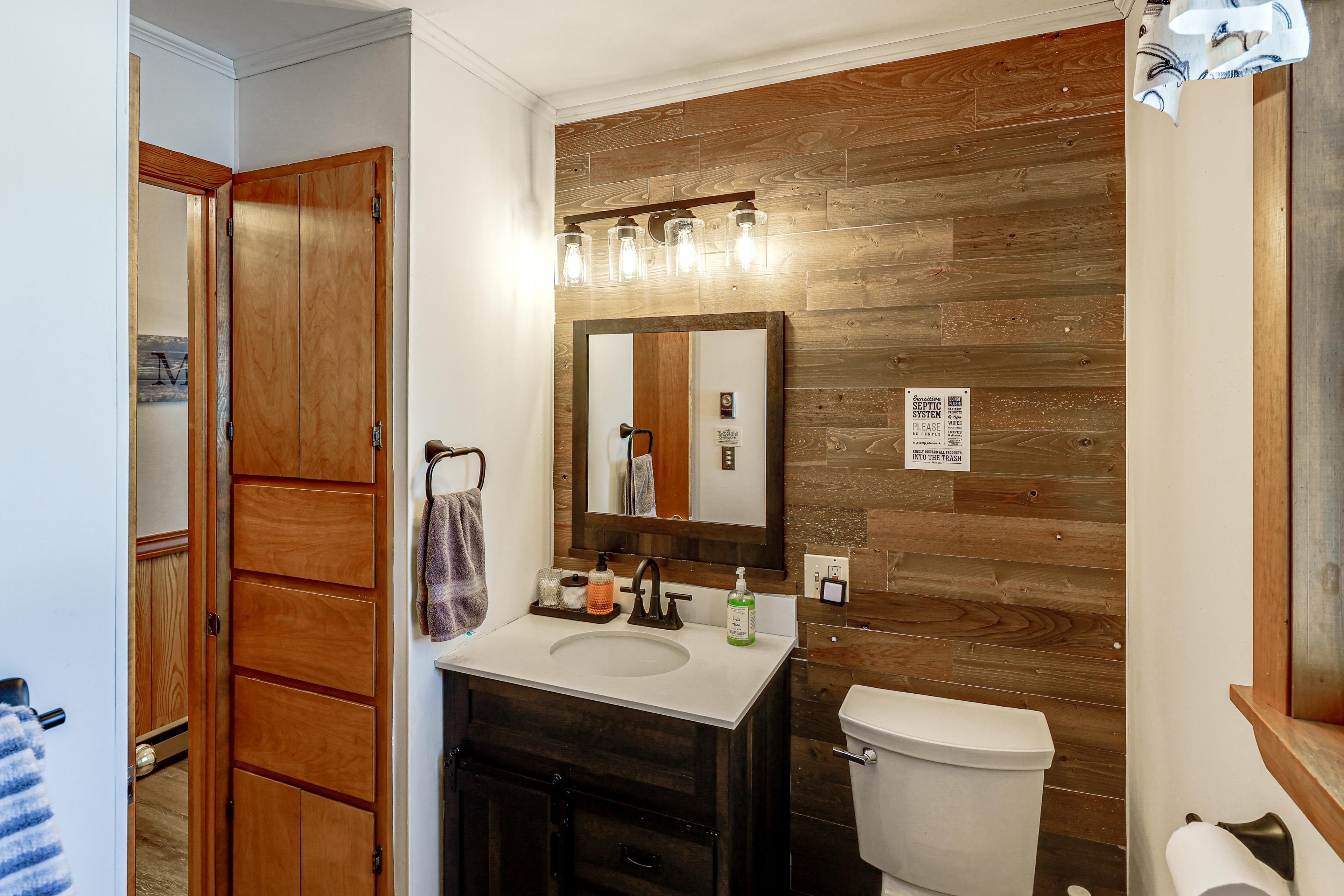 Full Bathroom | Towels Provided