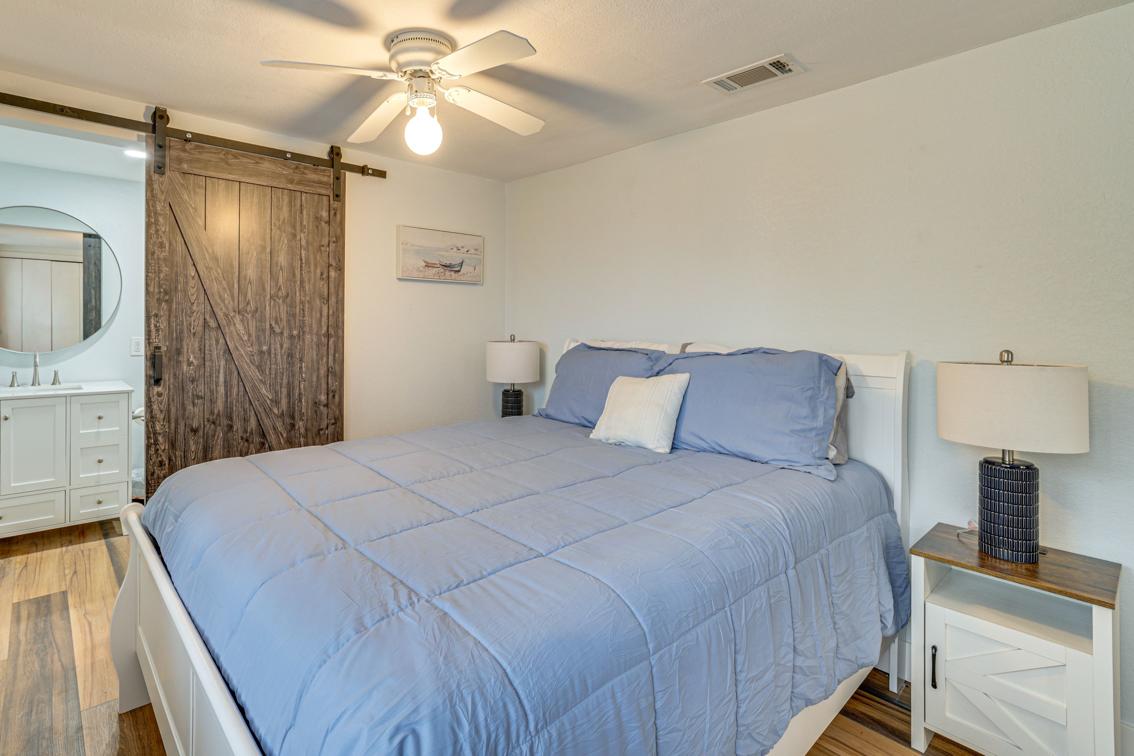 Bedroom 1 | Queen Bed