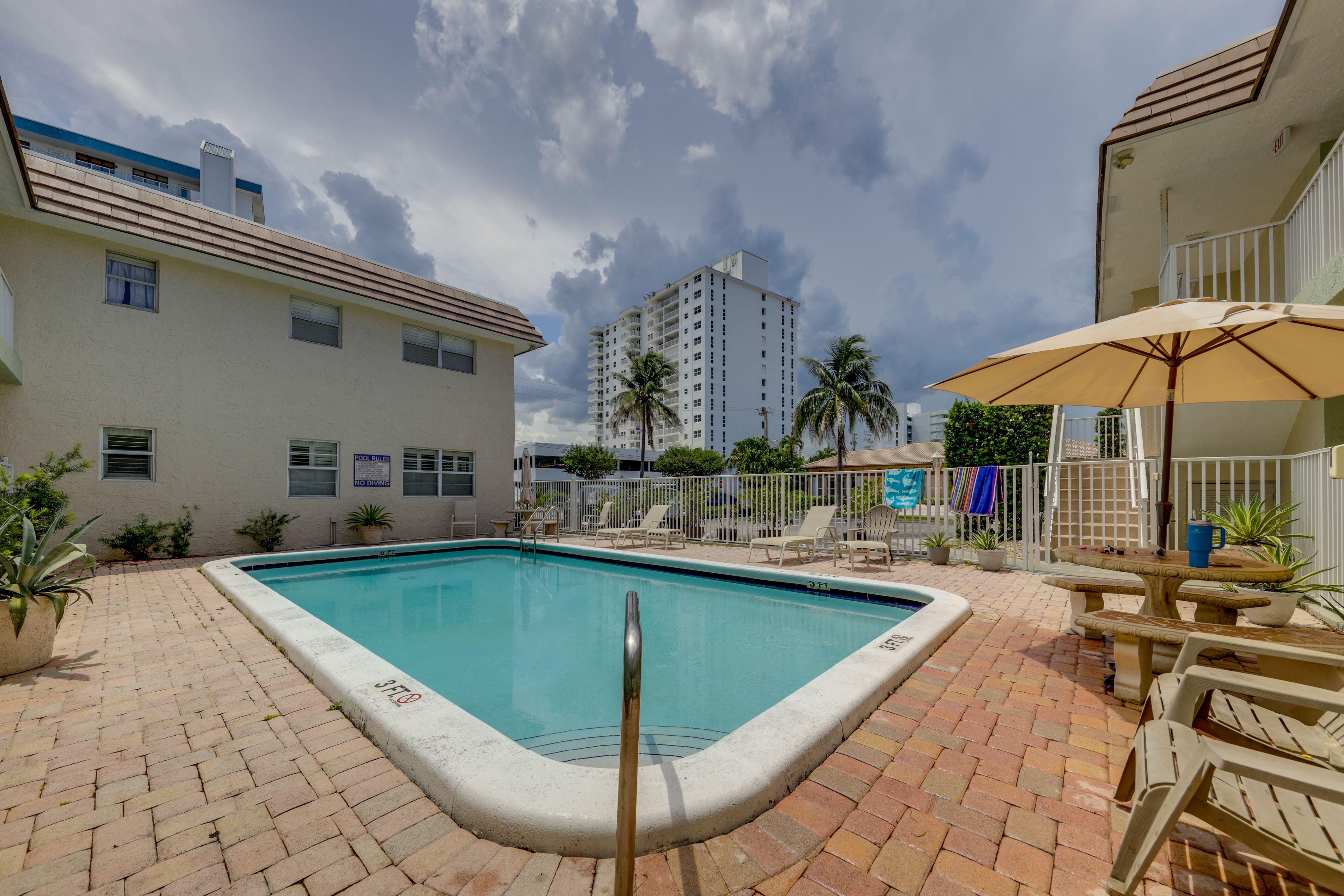 Bon Boni Condominium | Community Pool
