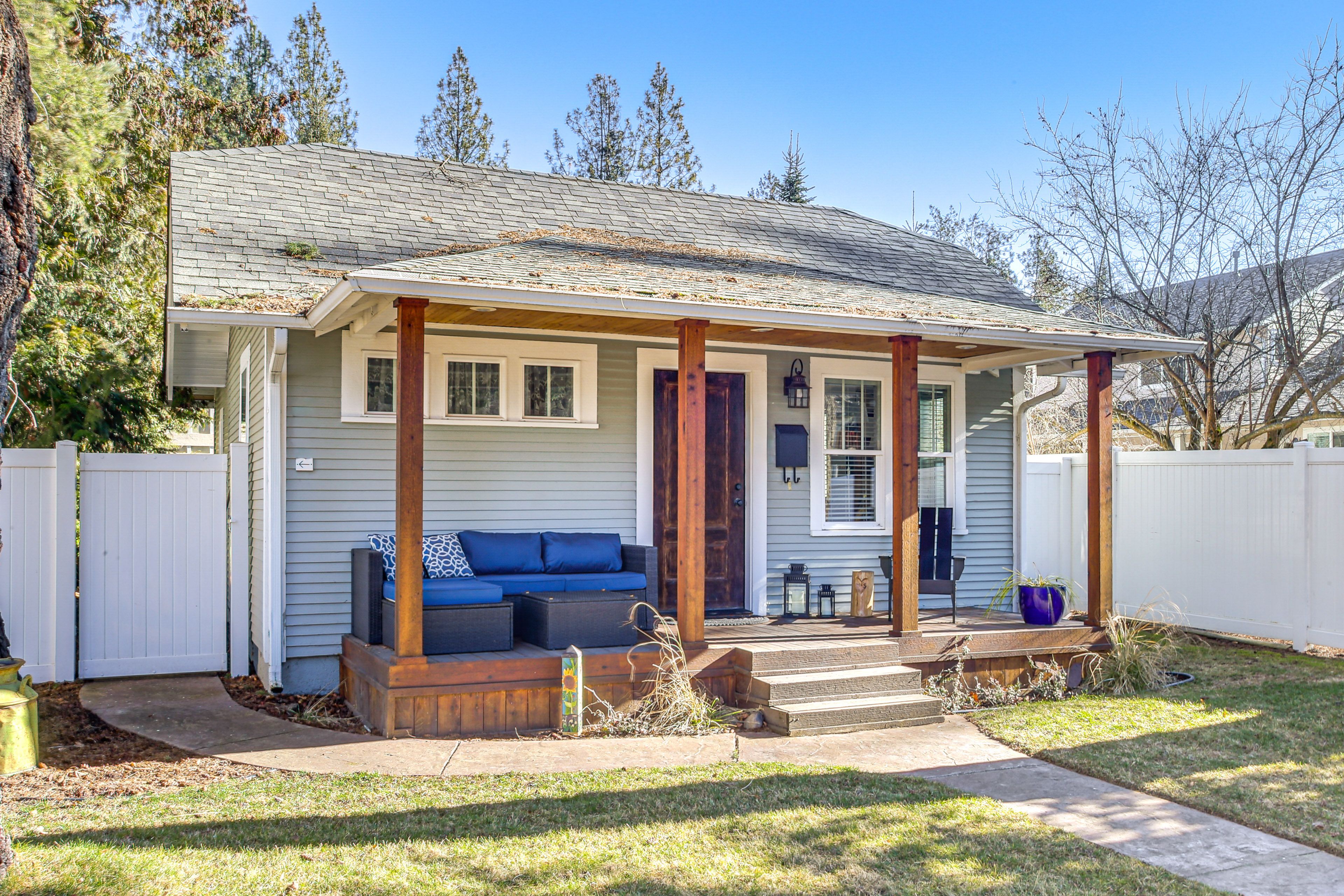 Covered Porch w/ Seating