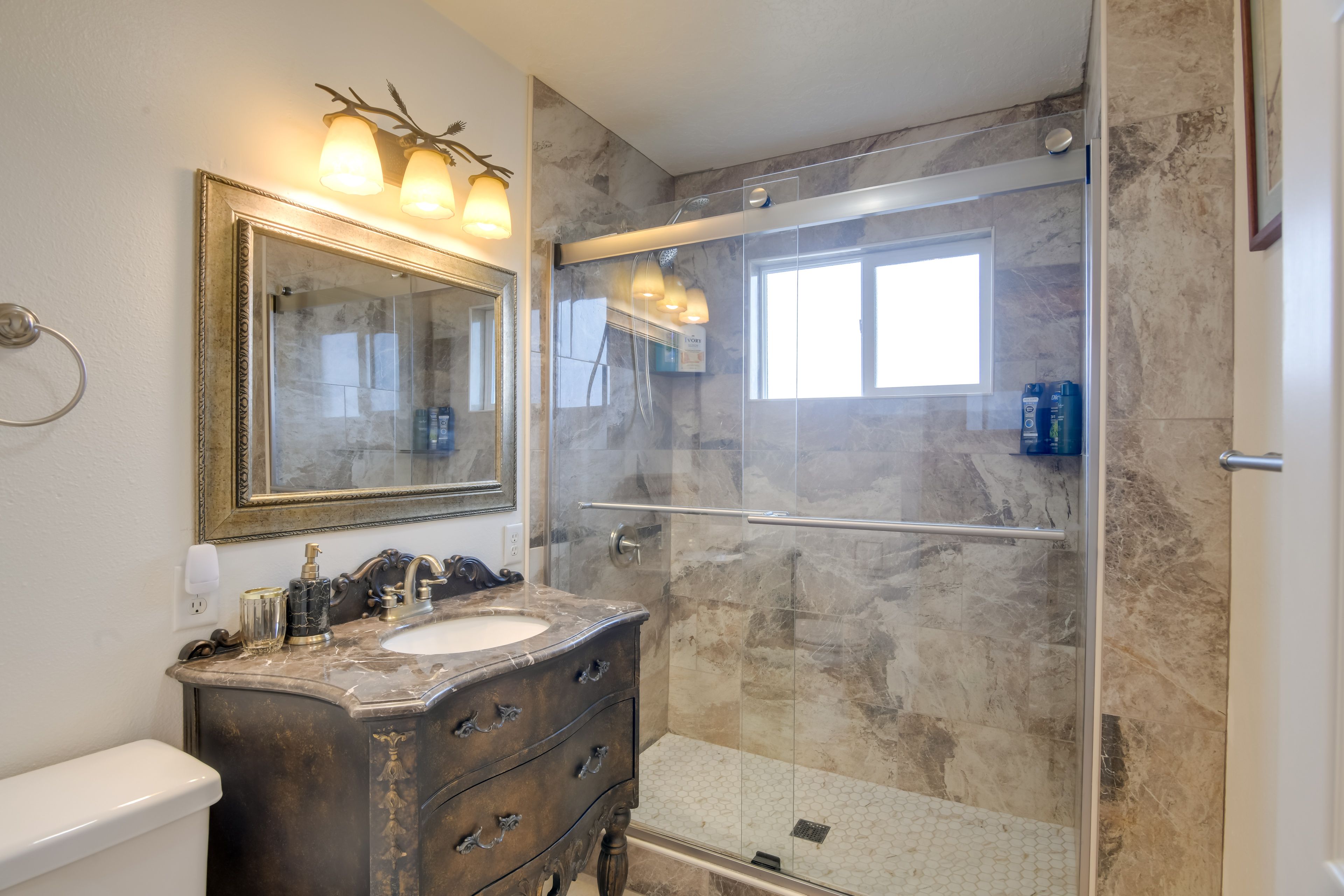 Full Bathroom | Shower | Towels & Linens Provided