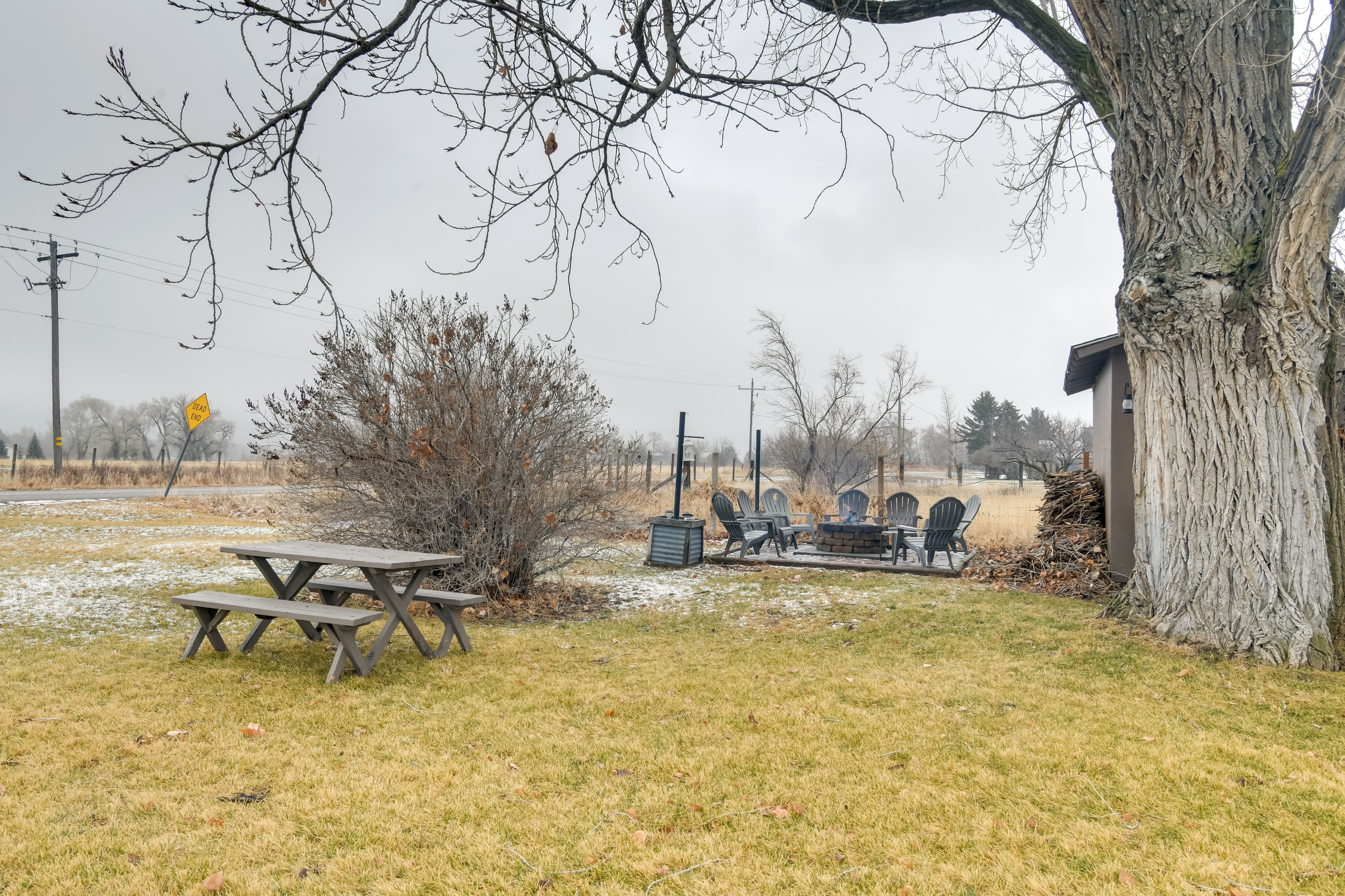 Exterior | Spacious Yard | Picnic Area | Fire Pit | Grill