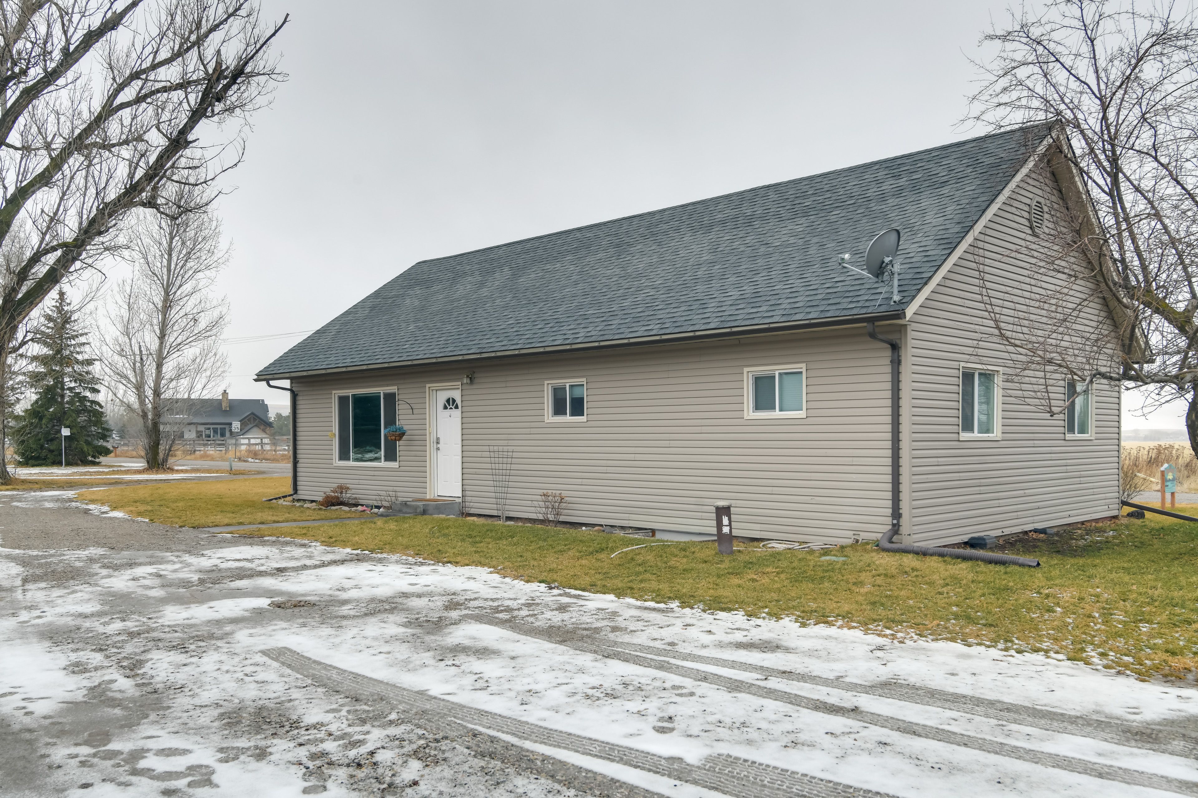 Parking | Driveway (4 Vehicles) | Trailer Parking Available