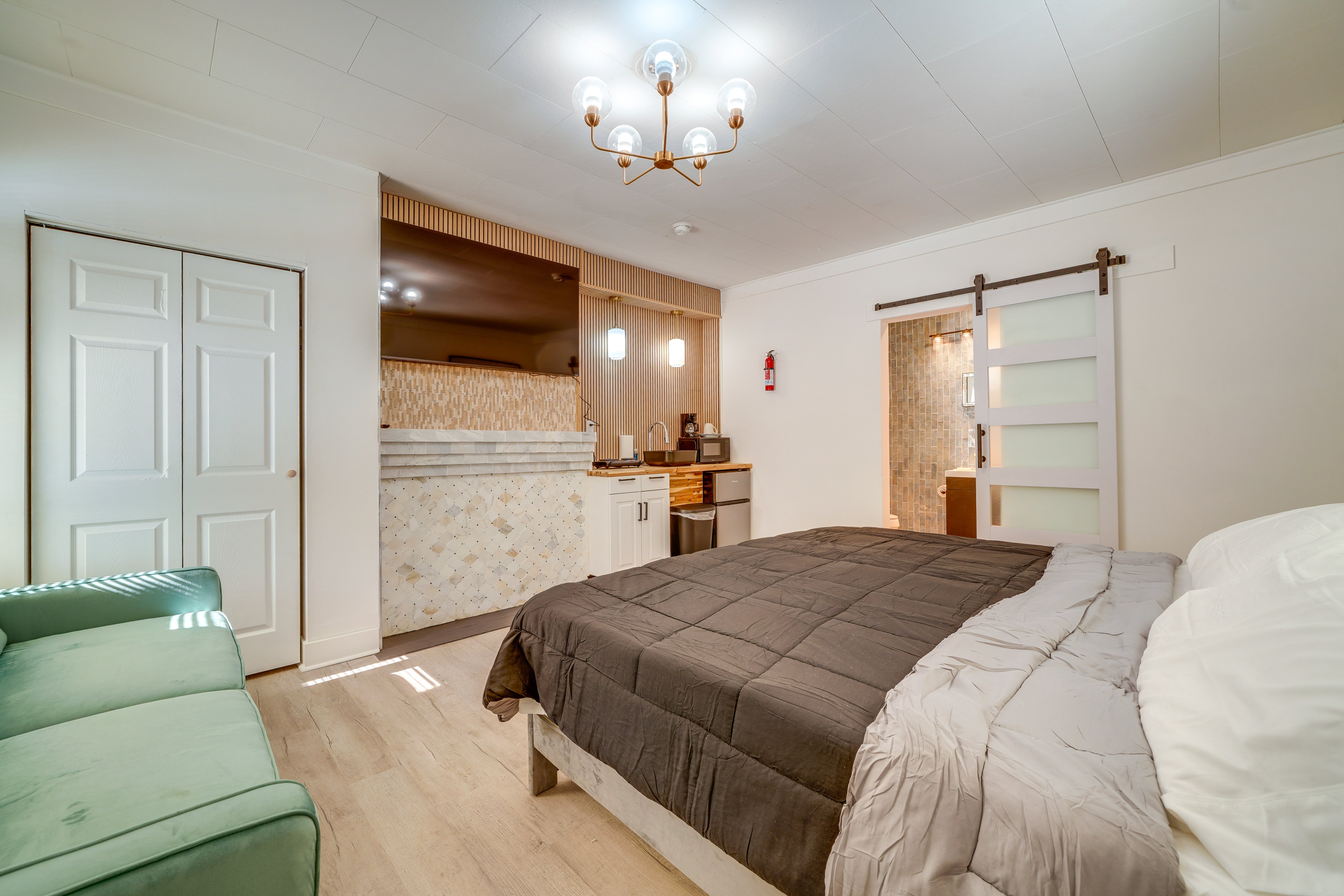 Hinton Vacation Rental | Studio | 1BA | Step-Free Access | 300 Sq Ft