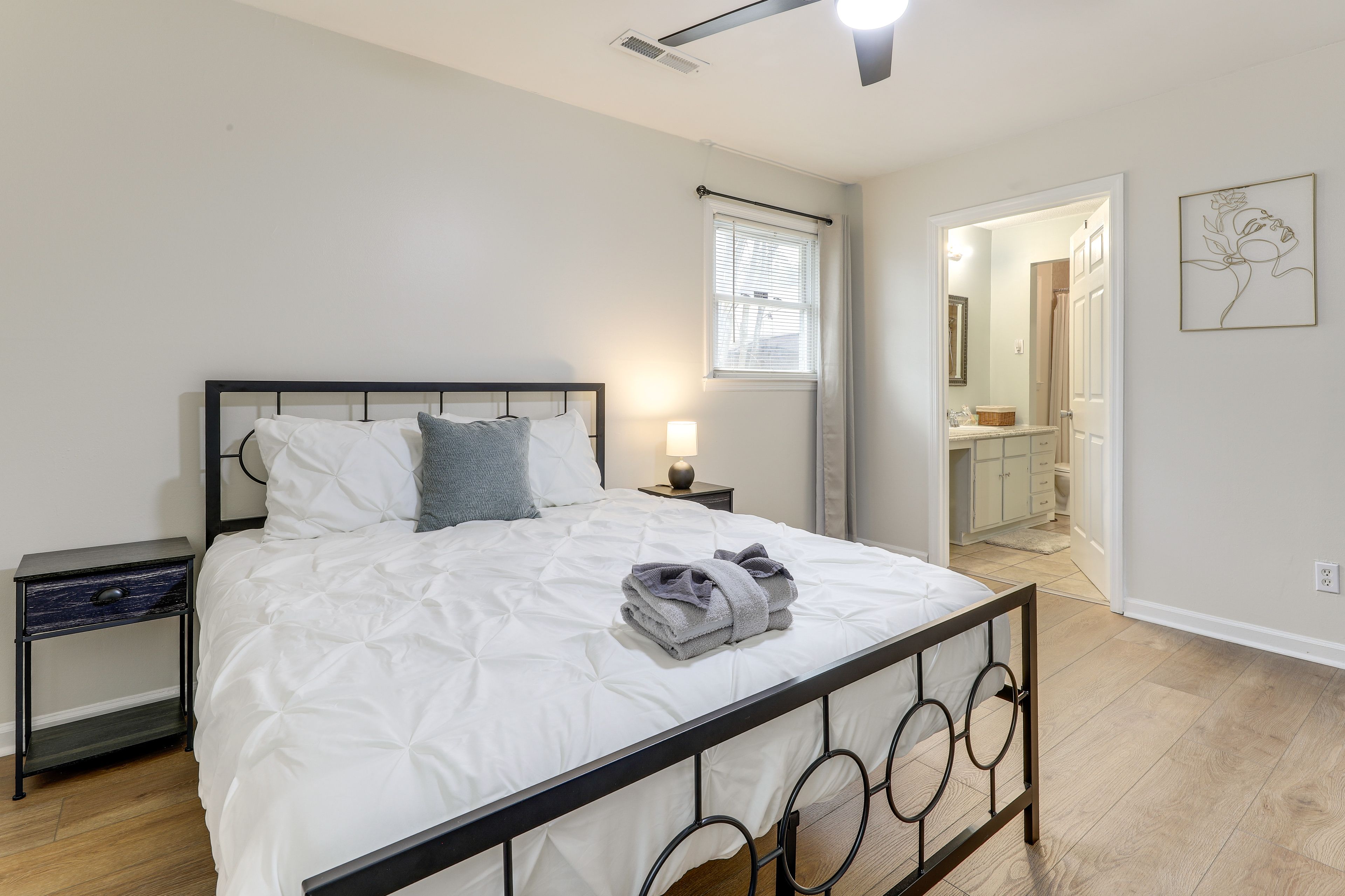 Bedroom 1 | Queen Bed