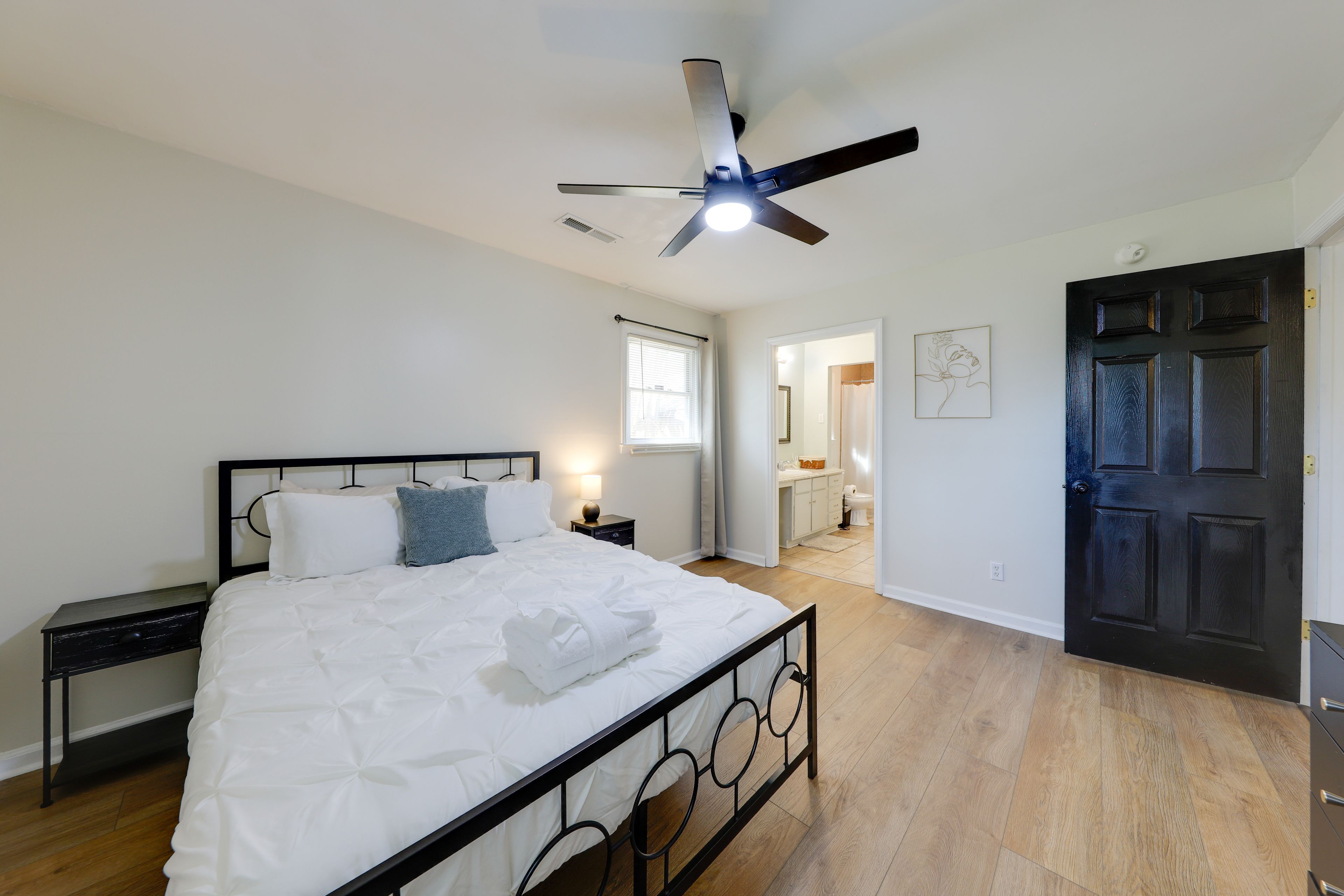 Bedroom 1 | Queen Bed