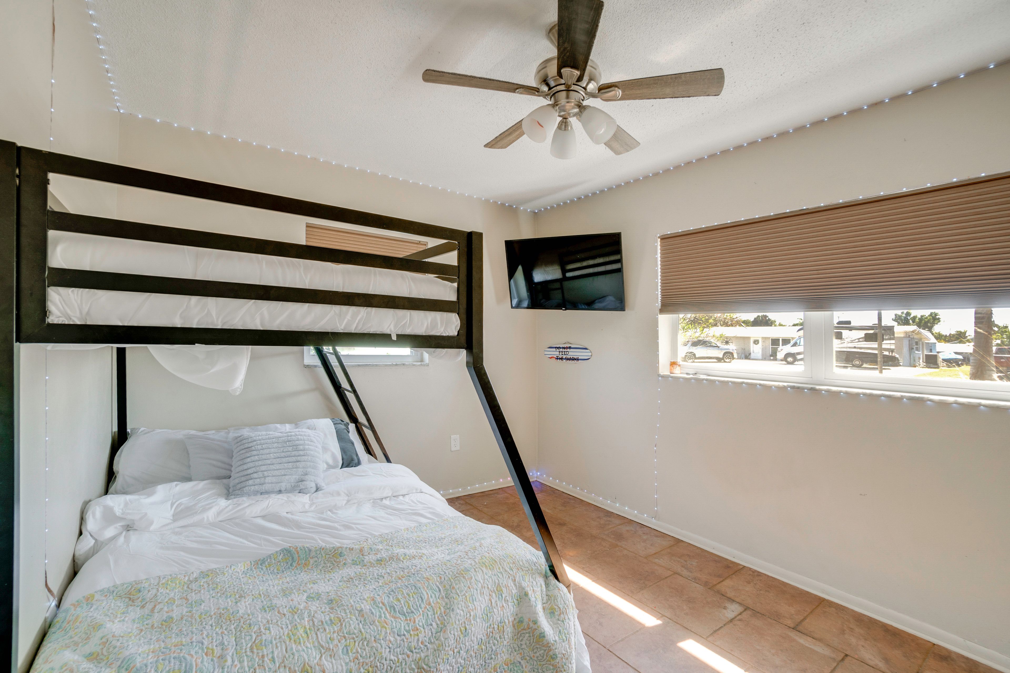 Bedroom 4 | Twin/Queen Bunk Bed