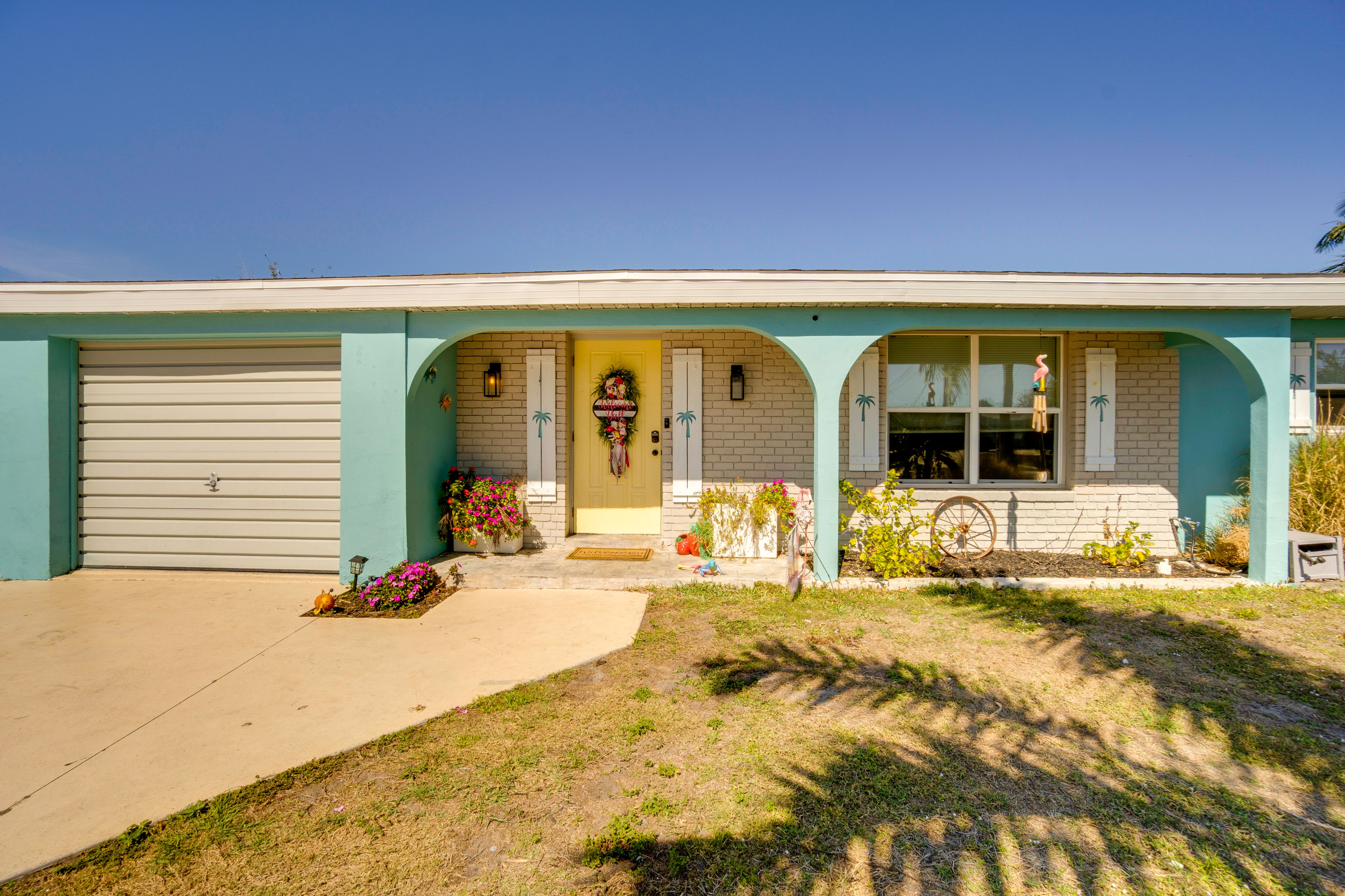 Property Exterior | Driveway (4 Vehicles)