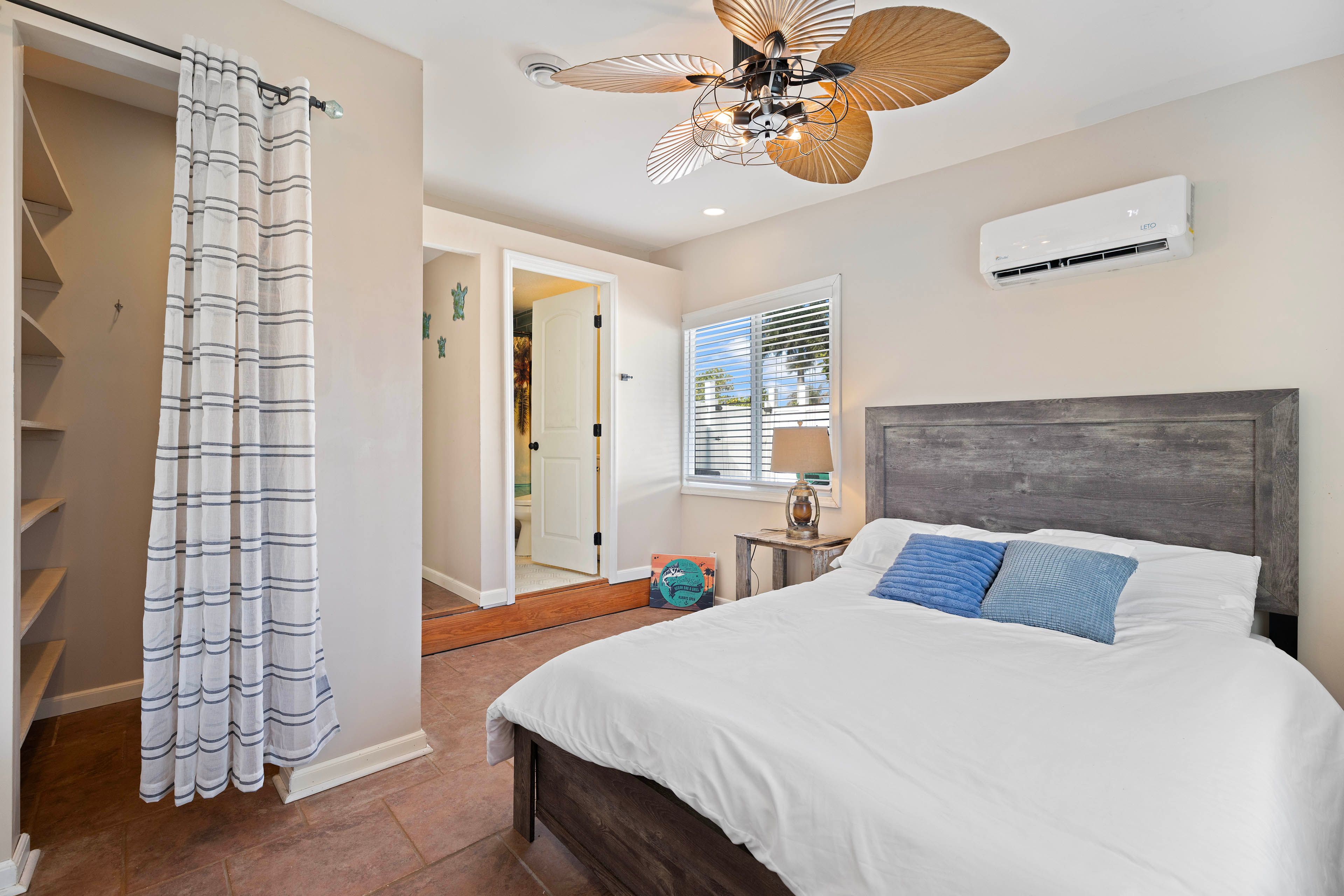 Bedroom 1 | Queen Bed