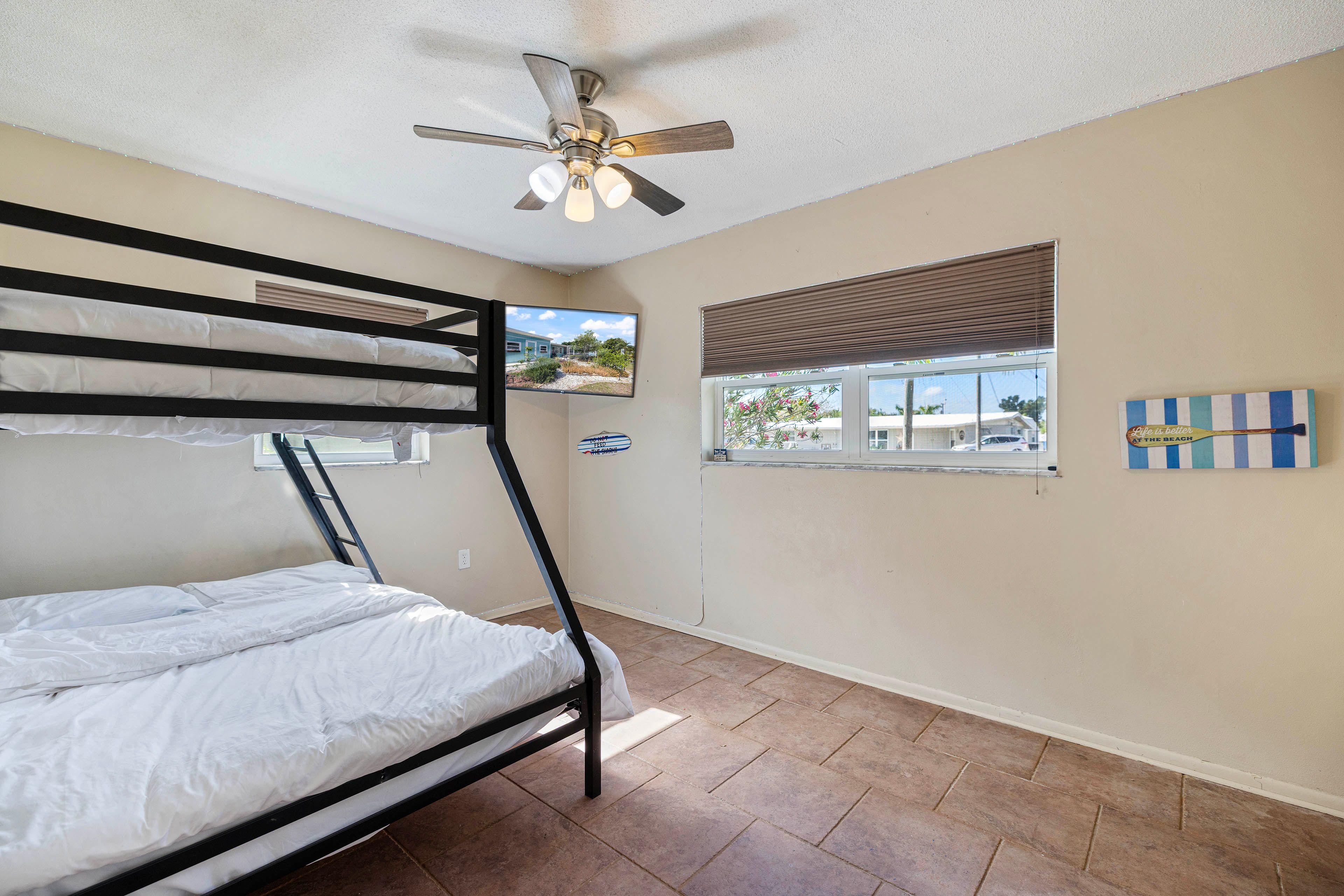 Bedroom 4 | Twin/Queen Bunk Bed