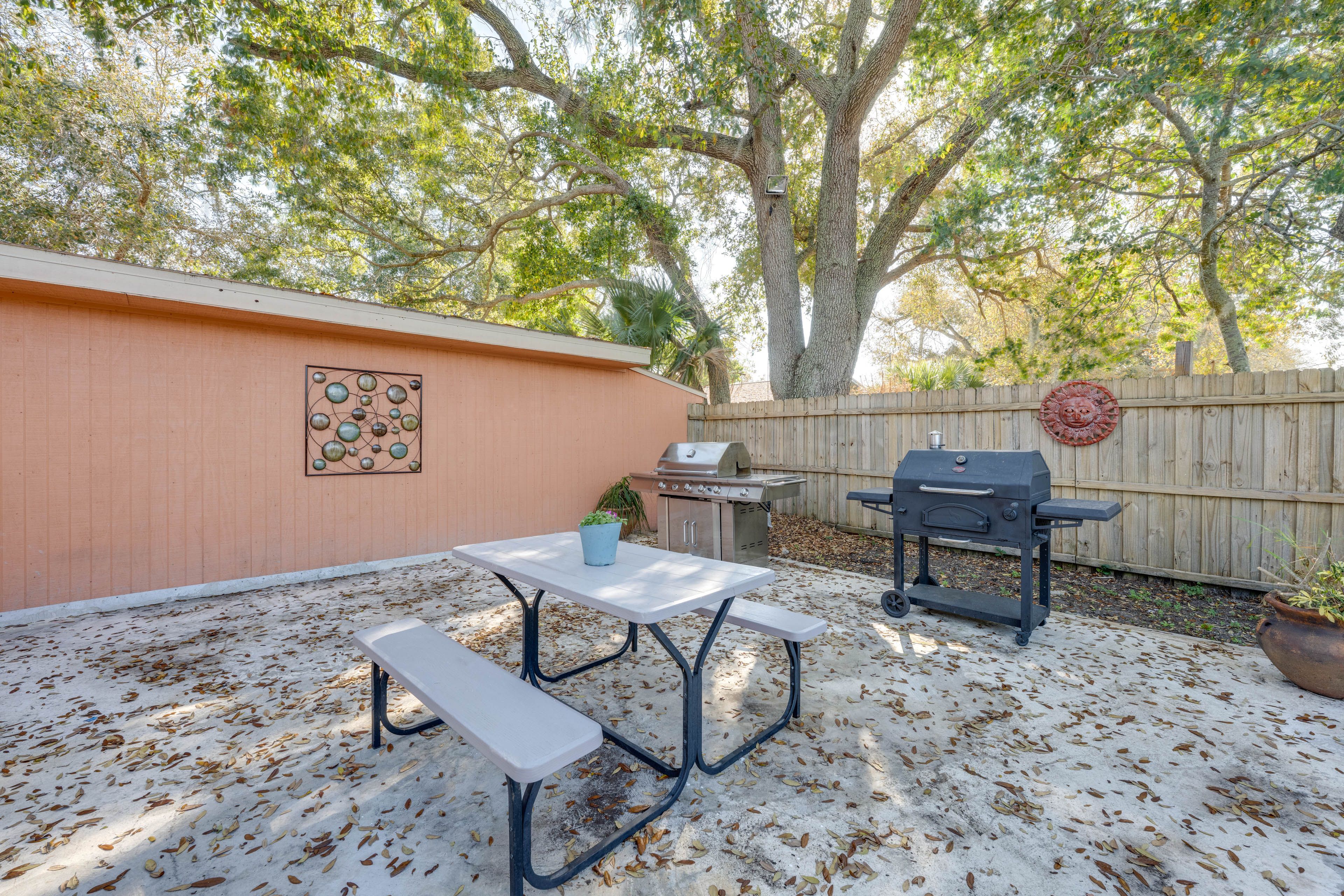 Patio w/ Picnic Table