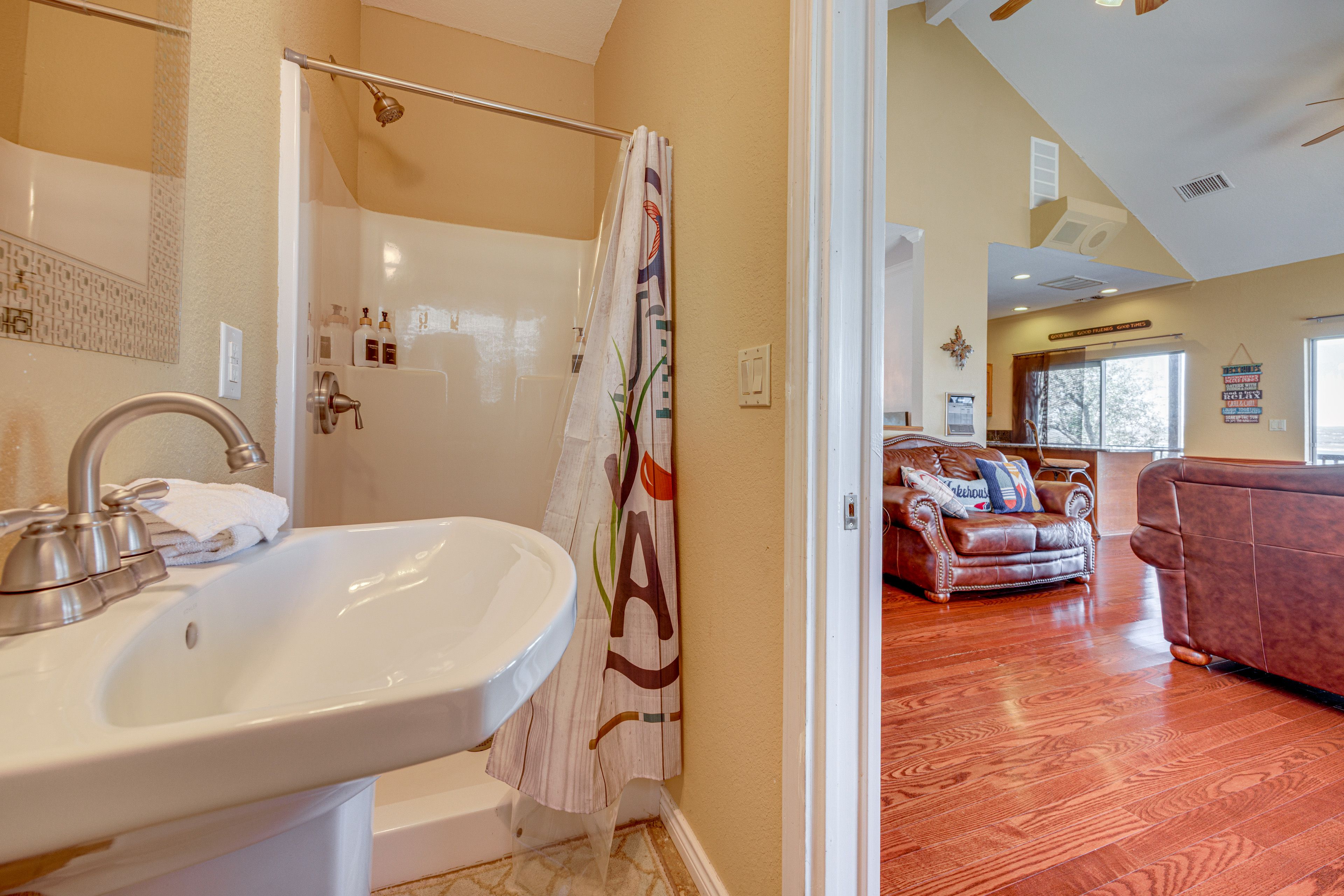 Full Bathroom | Upper Level