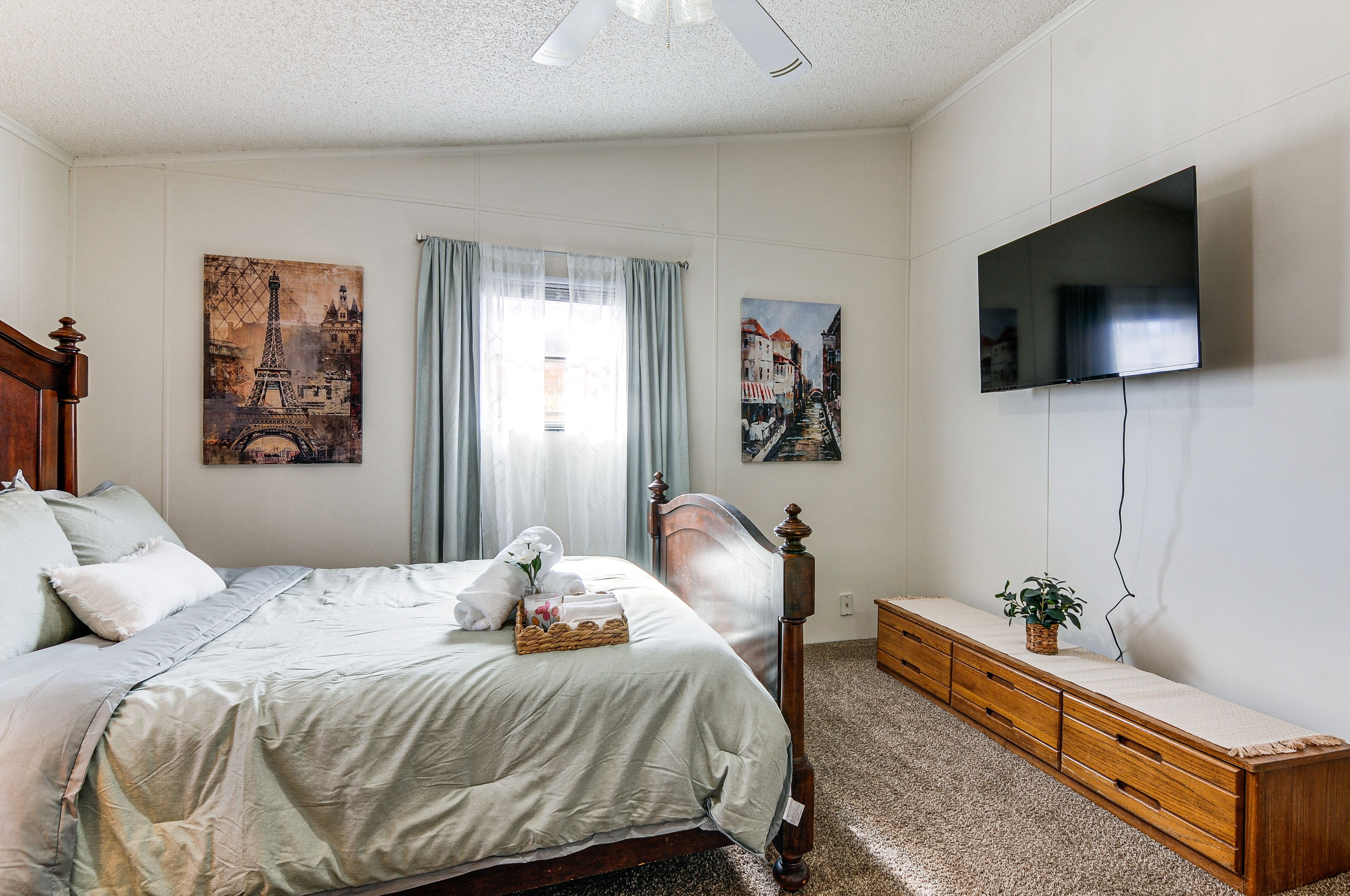 Bedroom 1 | Queen Bed