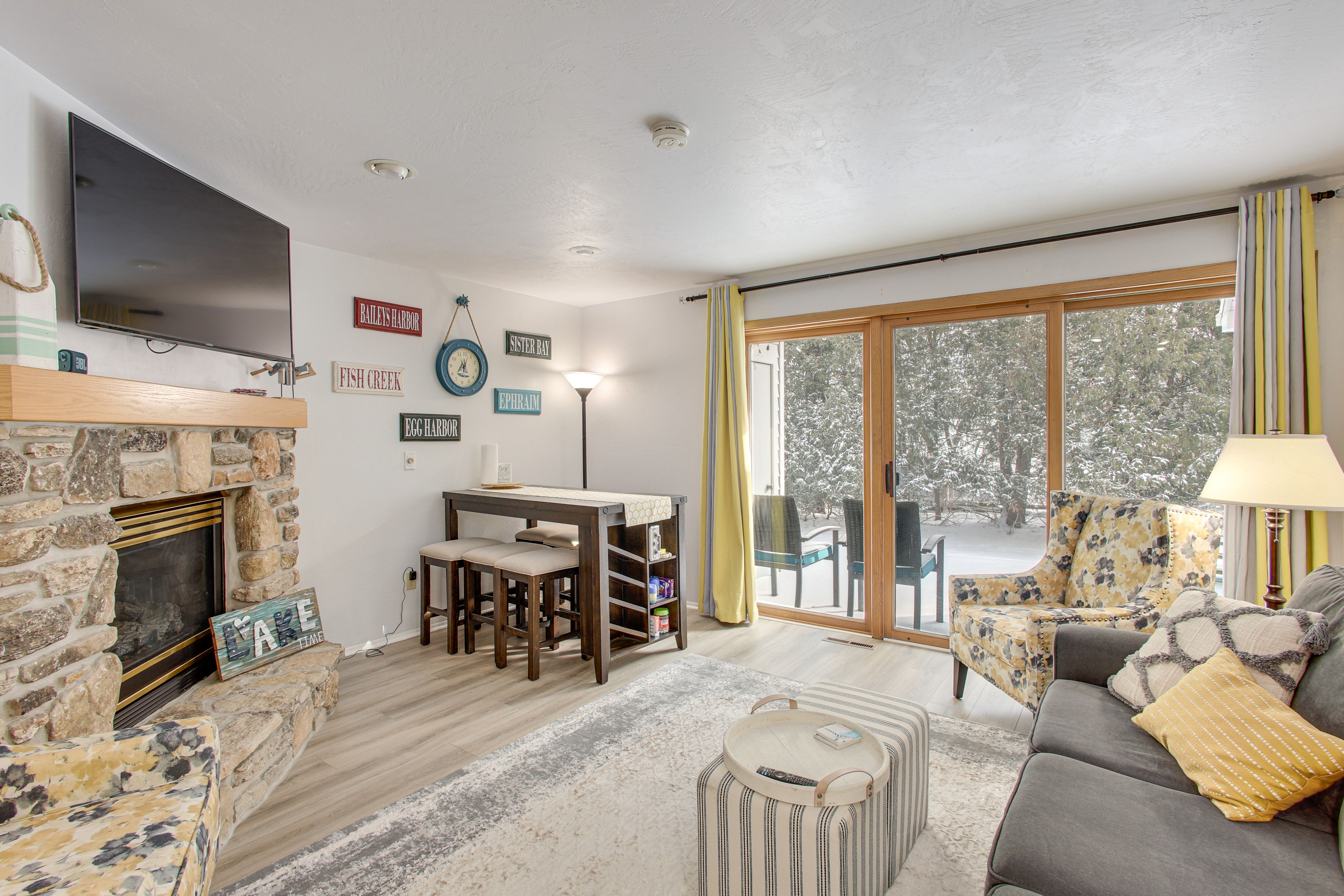 Living Room | Smart TV | Fireplace | Queen Sleeper Sofa | 1st Floor