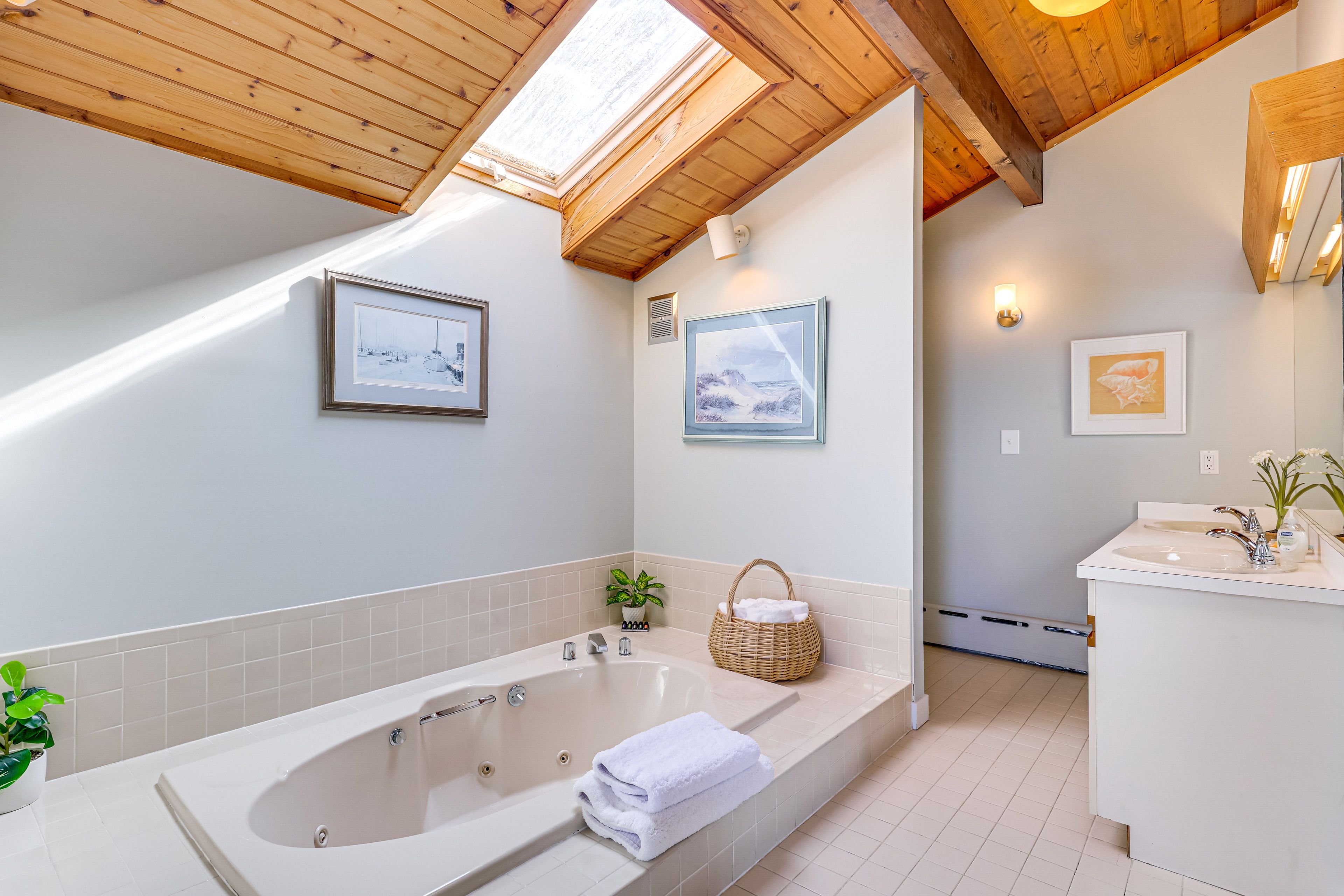 En-Suite Bathroom | Jetted Tub w/Shower | 1st Floor