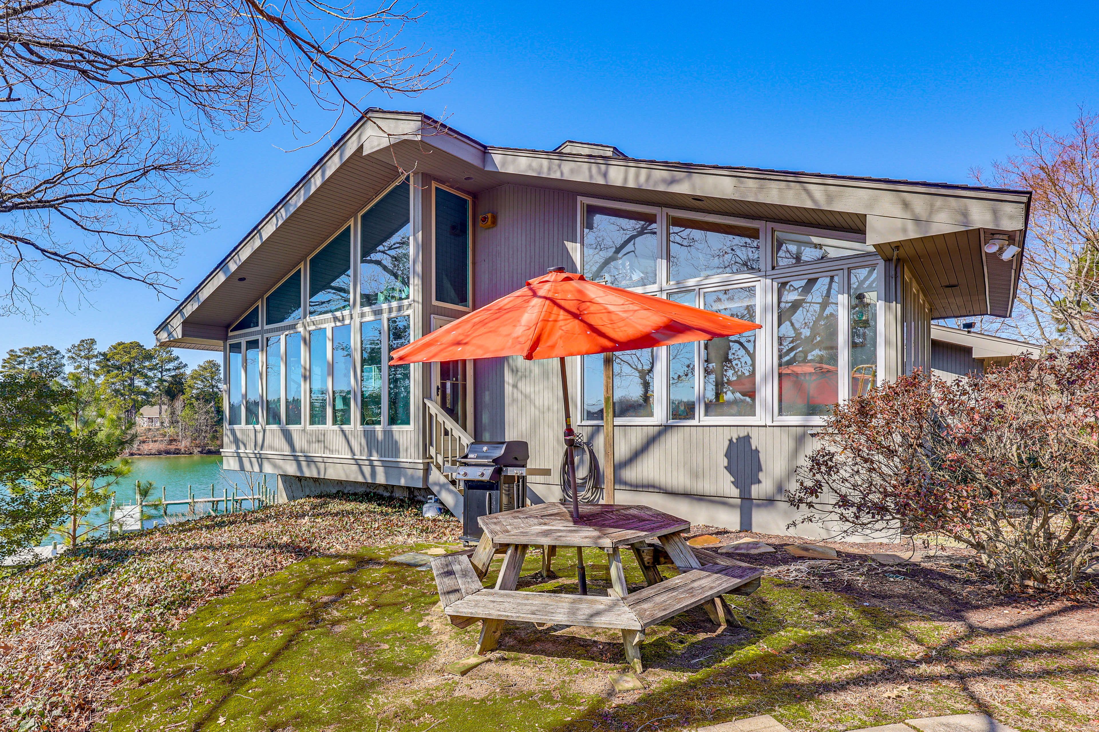 Exterior Waterfront | Outdoor Dining | Grill