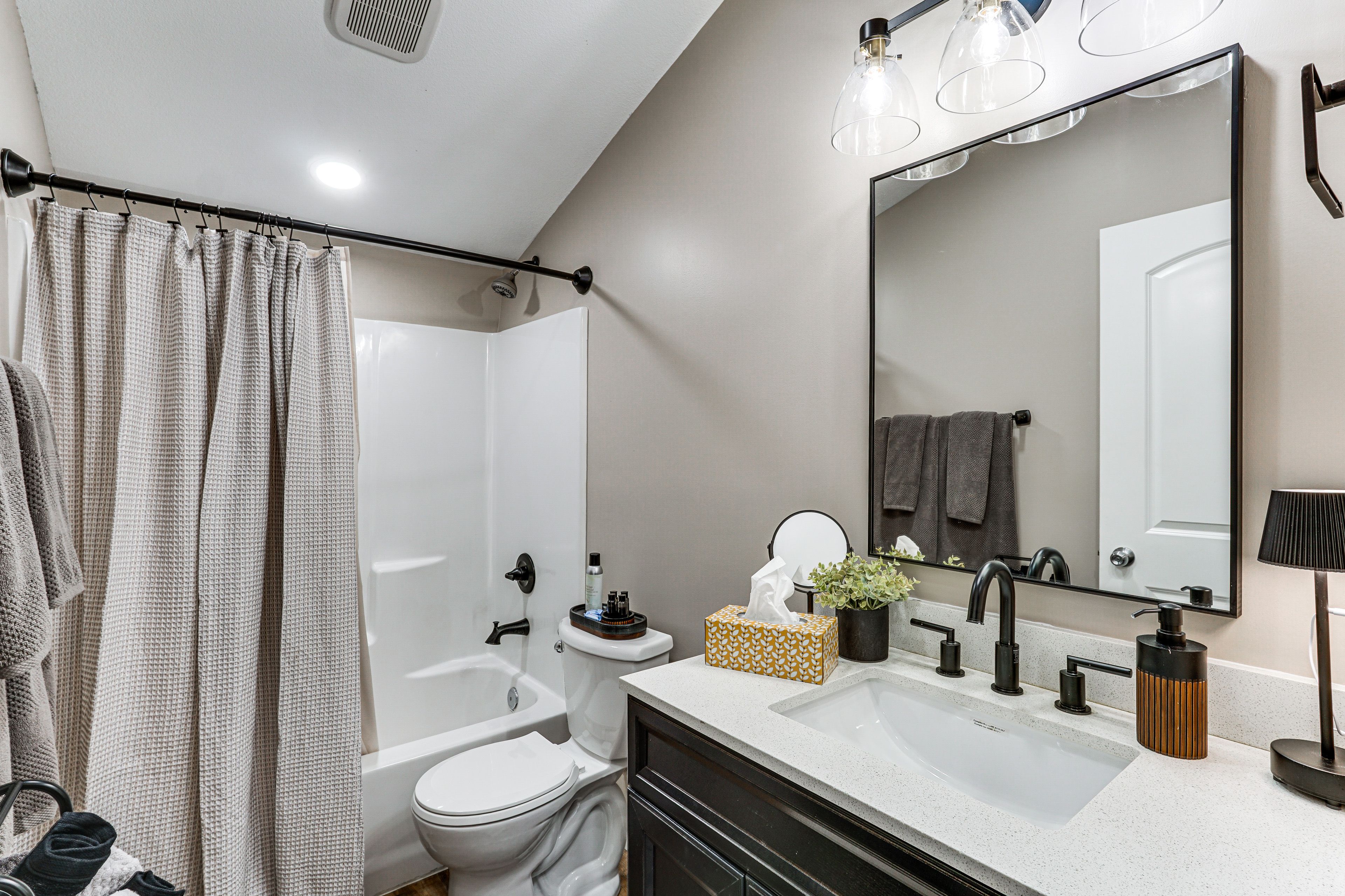 Full Bathroom | Towels Provided