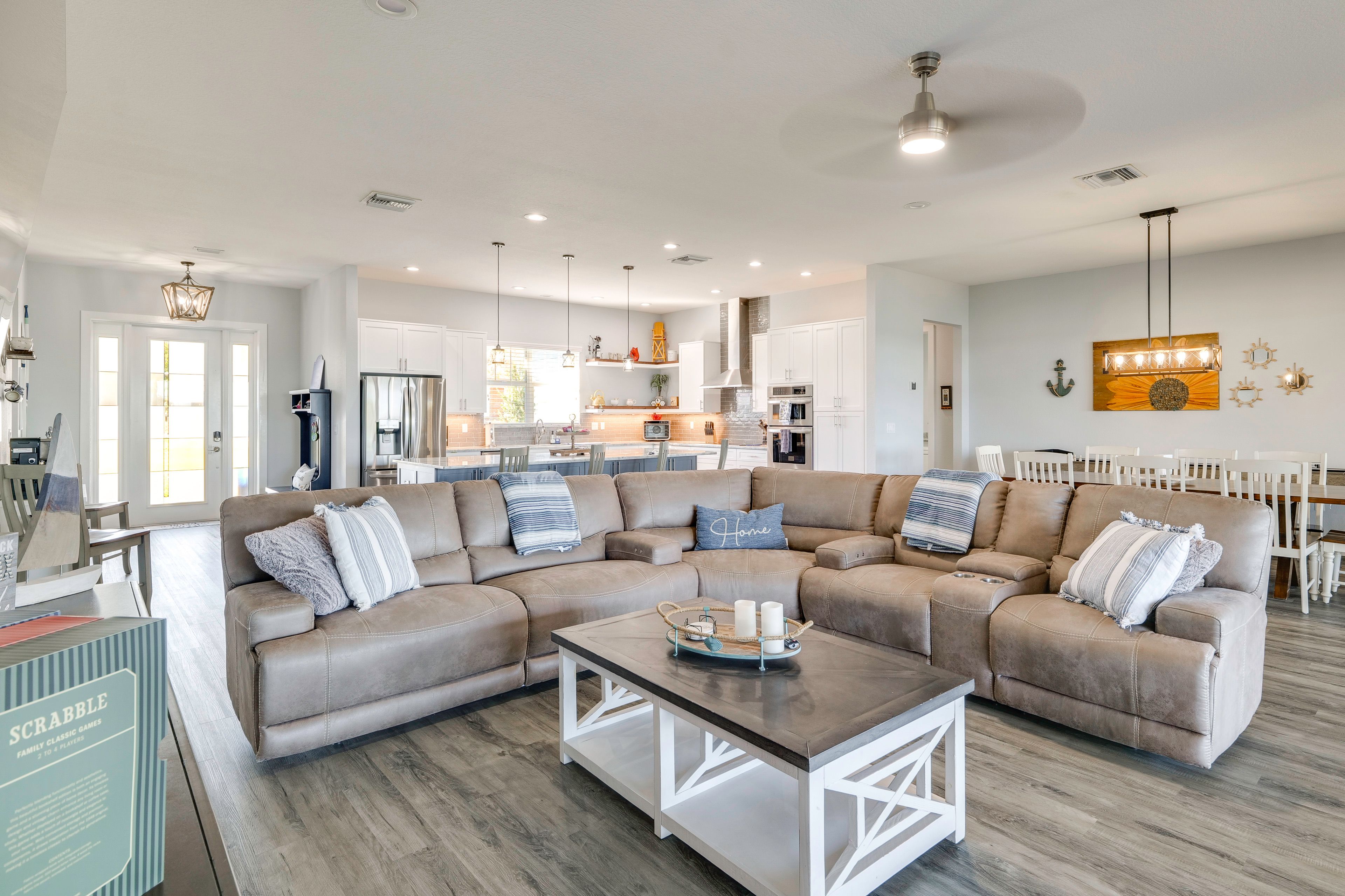 Living Room | Free WiFi | Central Heating & Air Conditioning