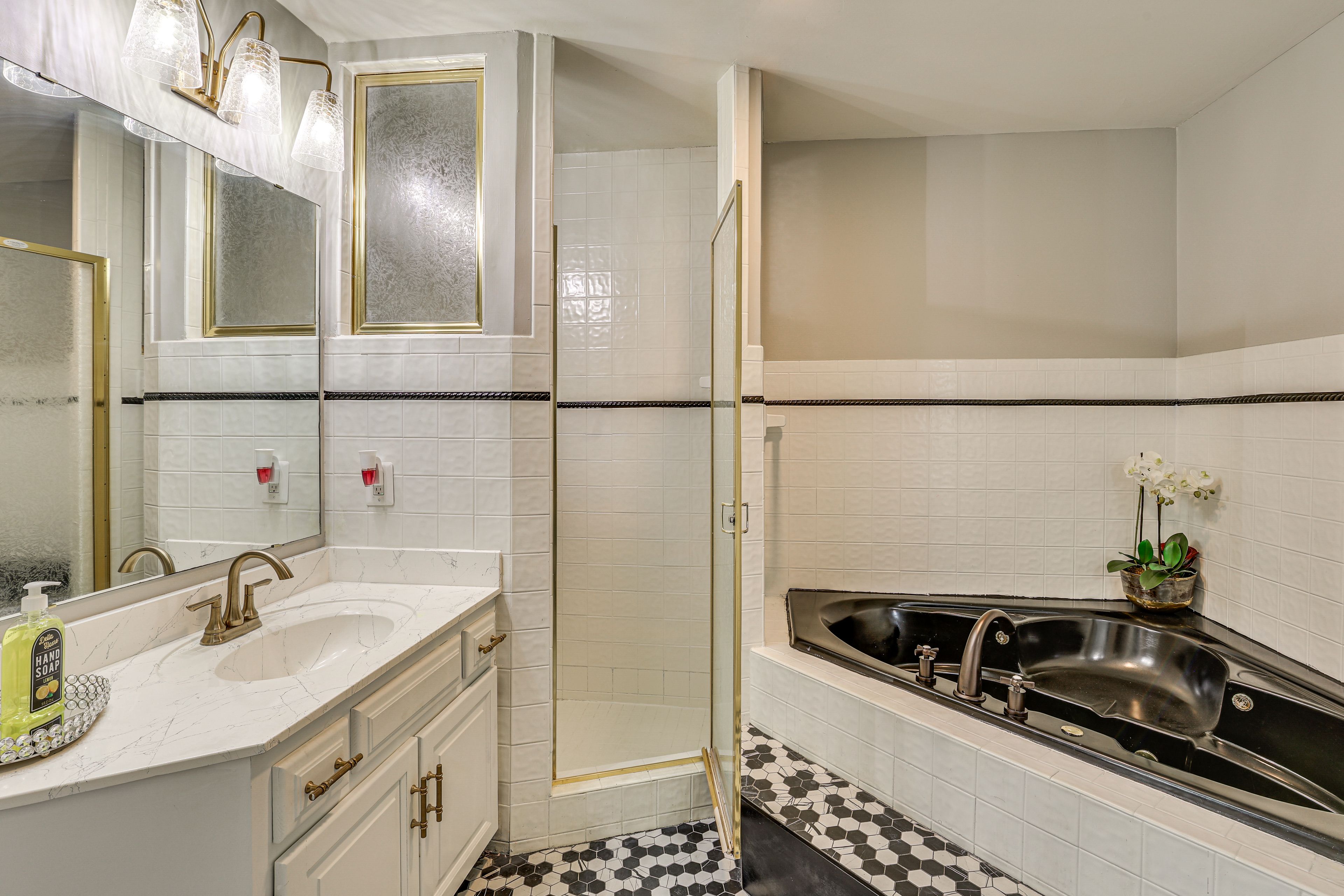 Full Bathroom | Main Level