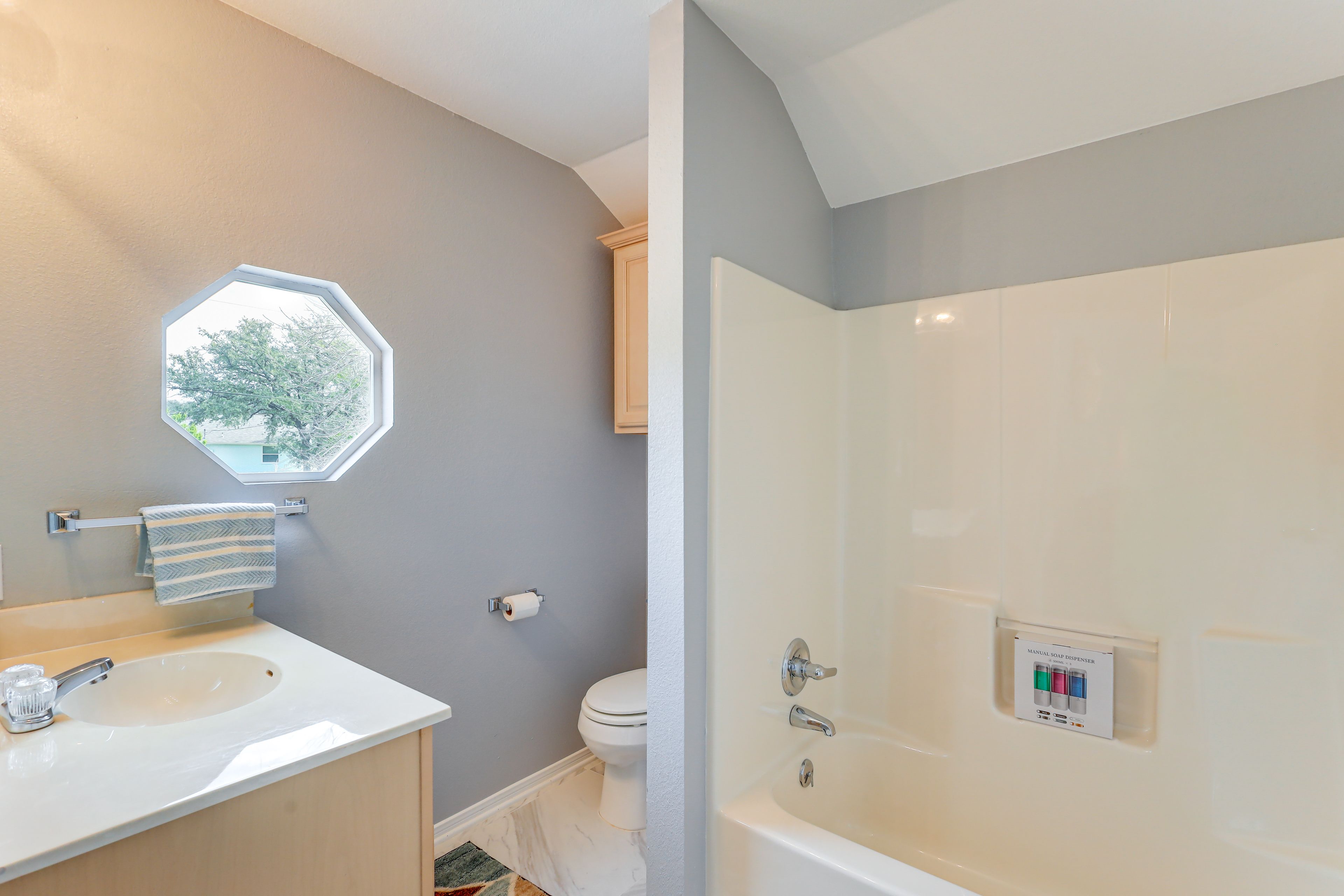 Full Bathroom | 2nd Floor