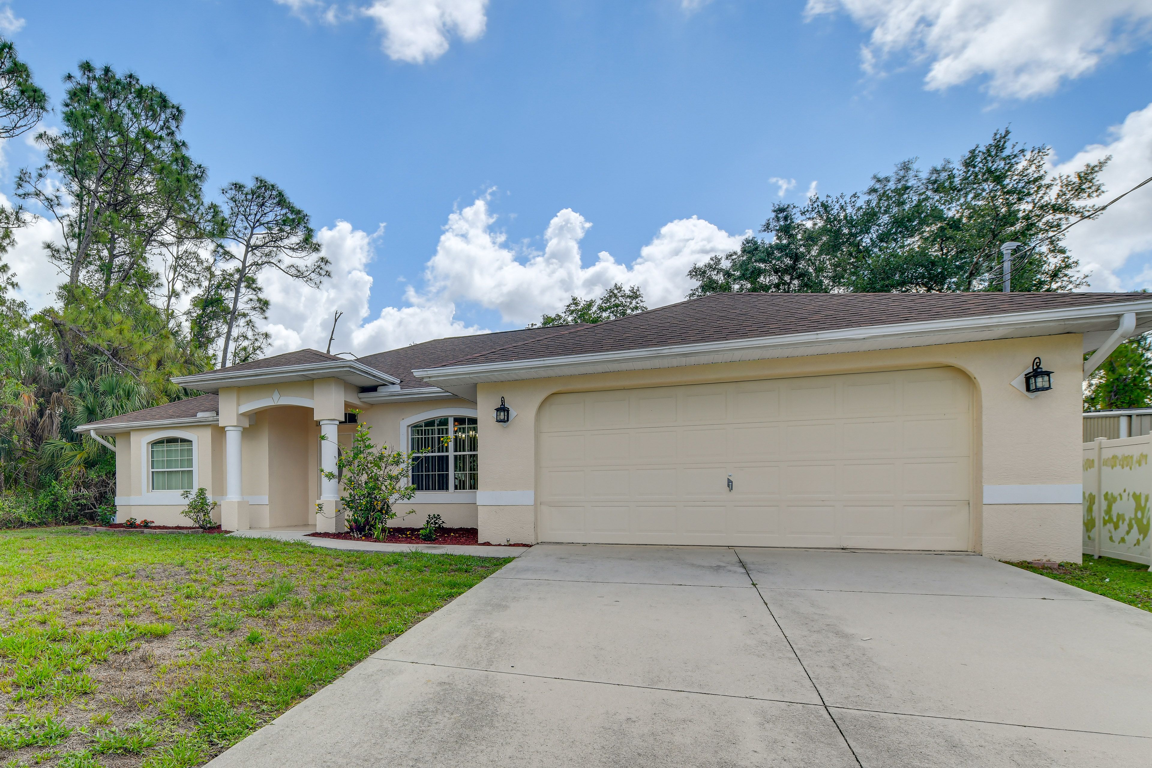 Driveway/Garage Parking | 4 Vehicles